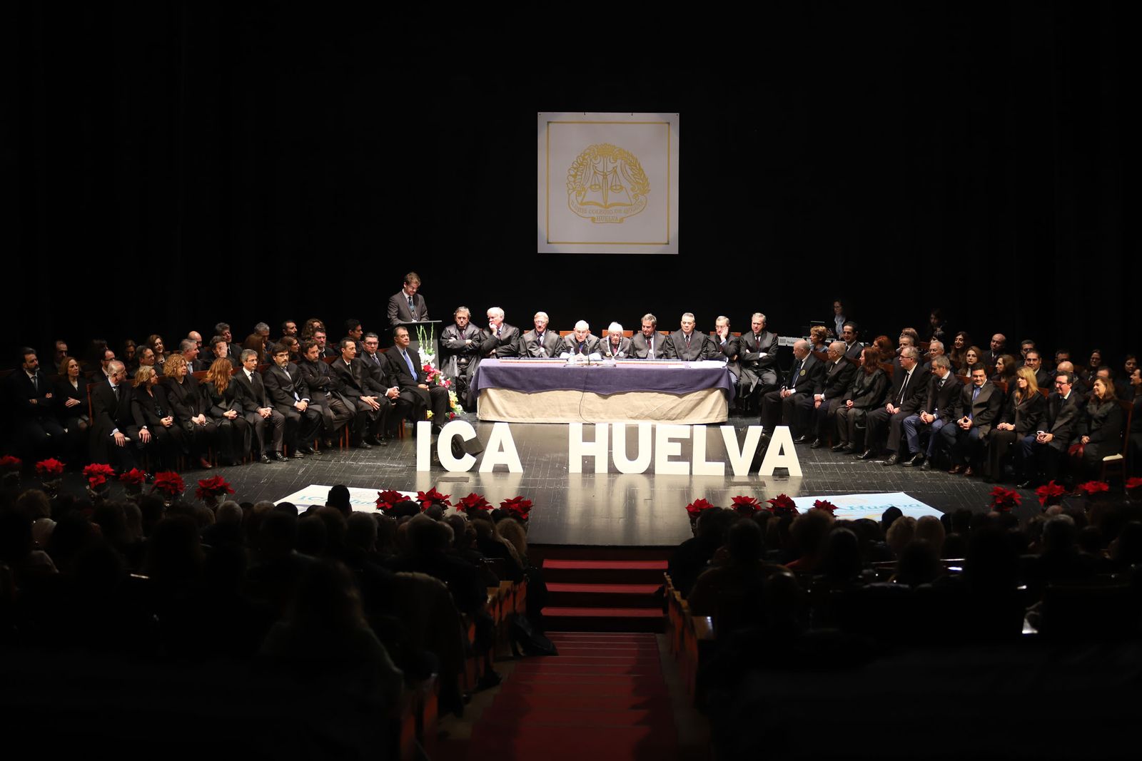 Imágenes del acto de entrega de insignias a los colegiados que cumplen 25 y 50 años en el Ilustre Colegio de Abogados de Huelva.
