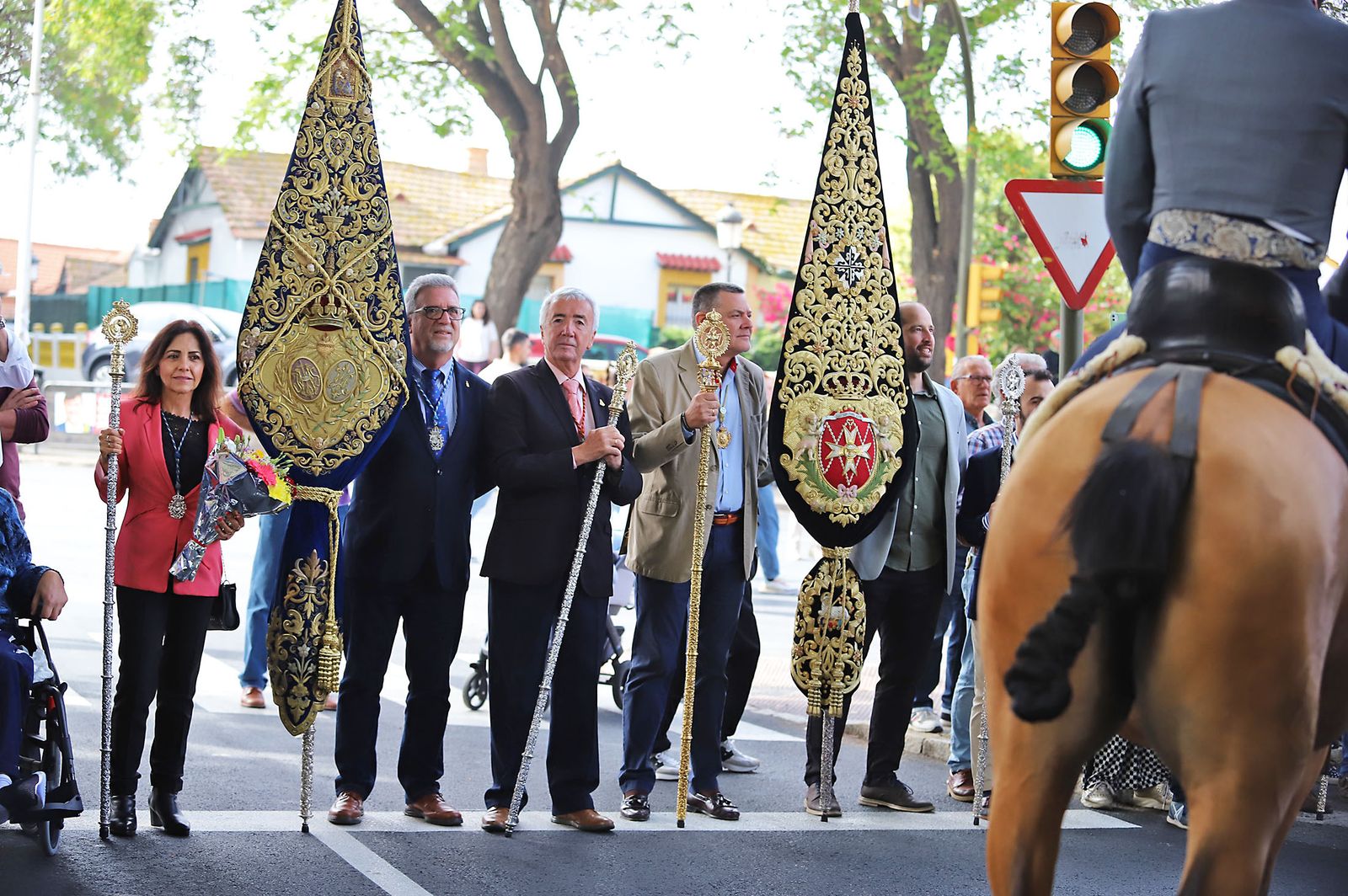 El Rocío 2023: Imágenes de la Hermandad de Emigrantes en su salida de Huelva
