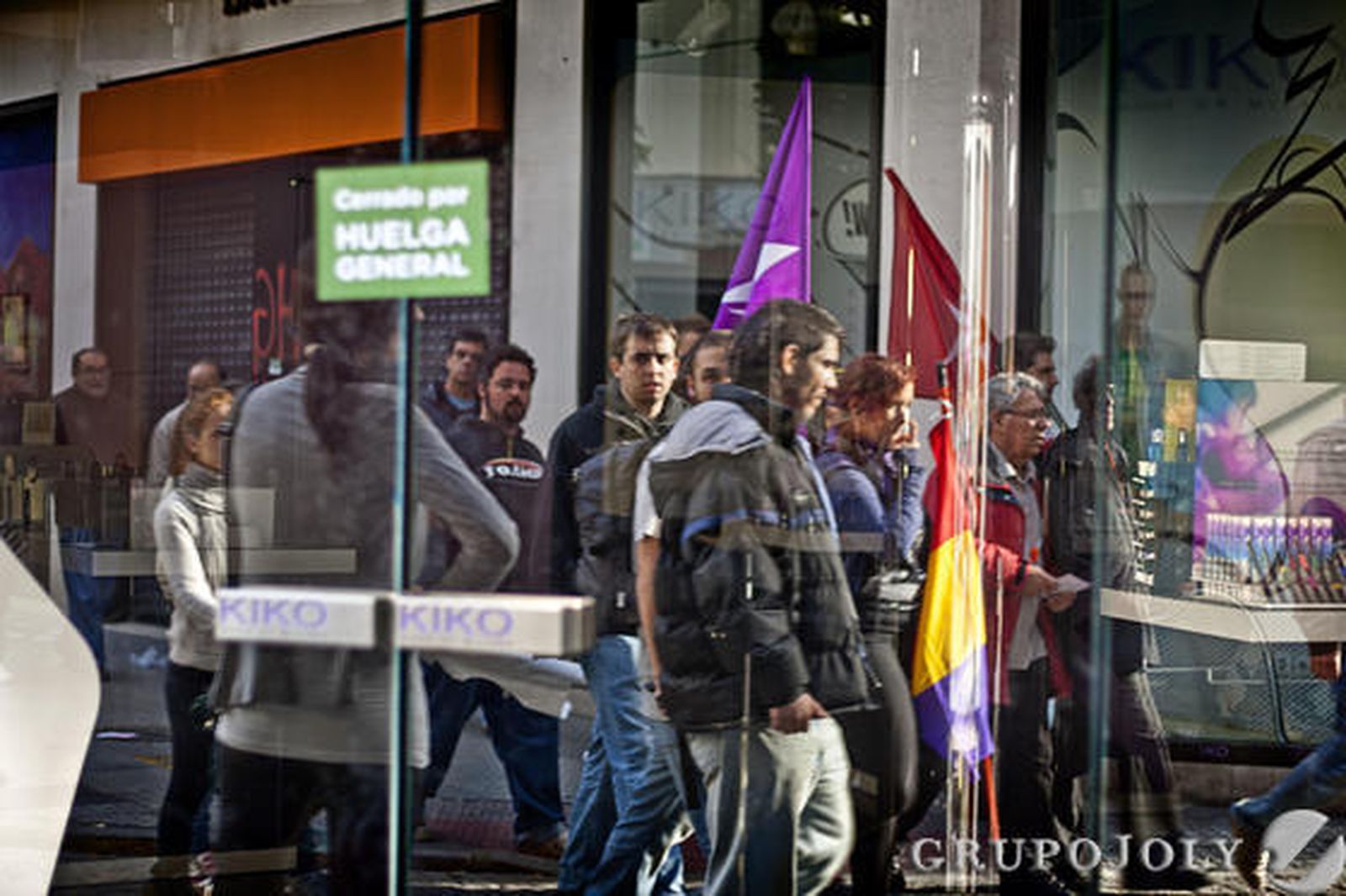 Los manifestantes, a su paso por el Palillero. 

Foto: Julio González