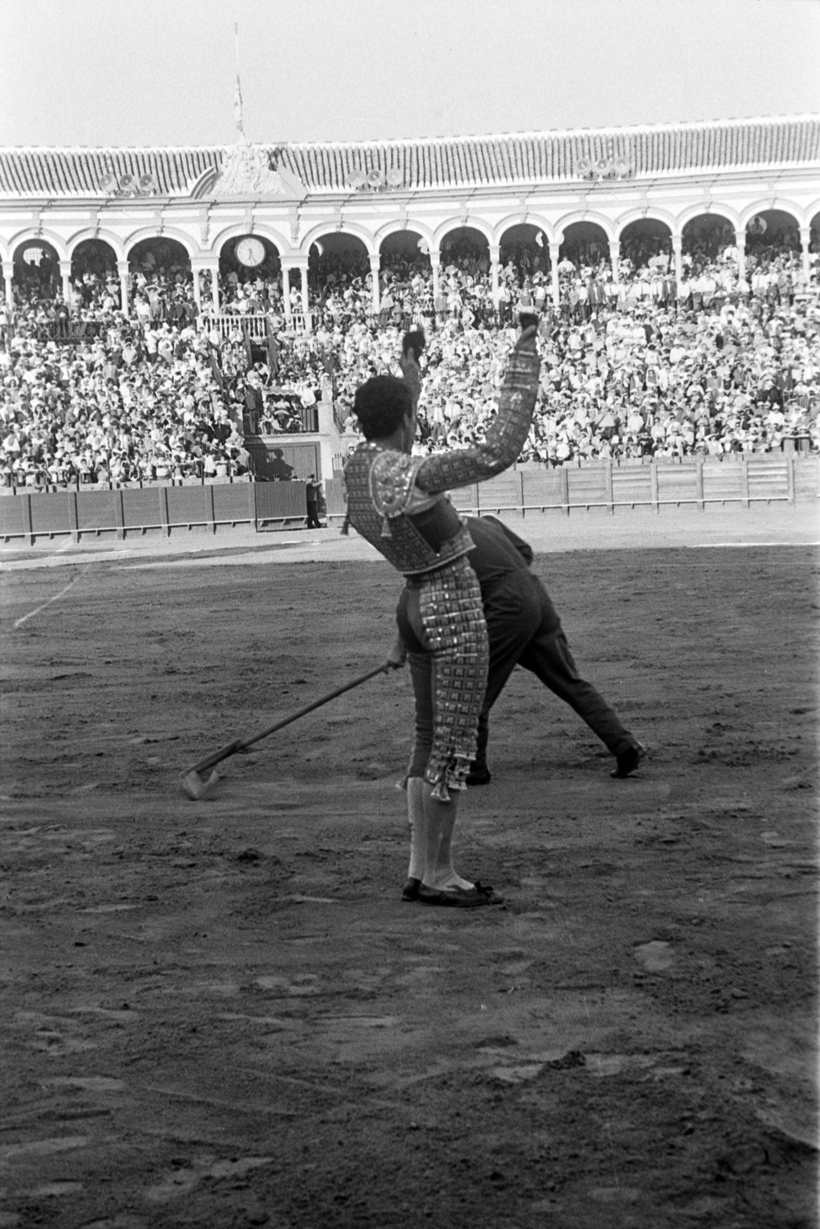 Manolo Cortés muestra las orejas de 'Manchado', el toro de Núñez que empezó a abrirle la Puerta del Príncipe.