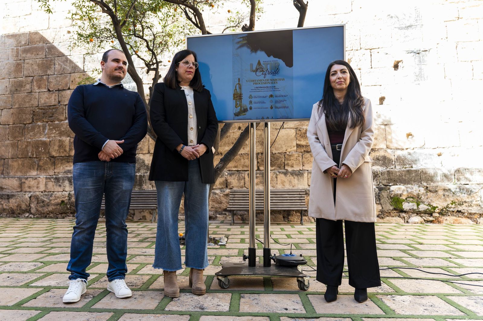 Almudena Morales acompañada de Almudena Serrano y Gabriel Martínez Salas.