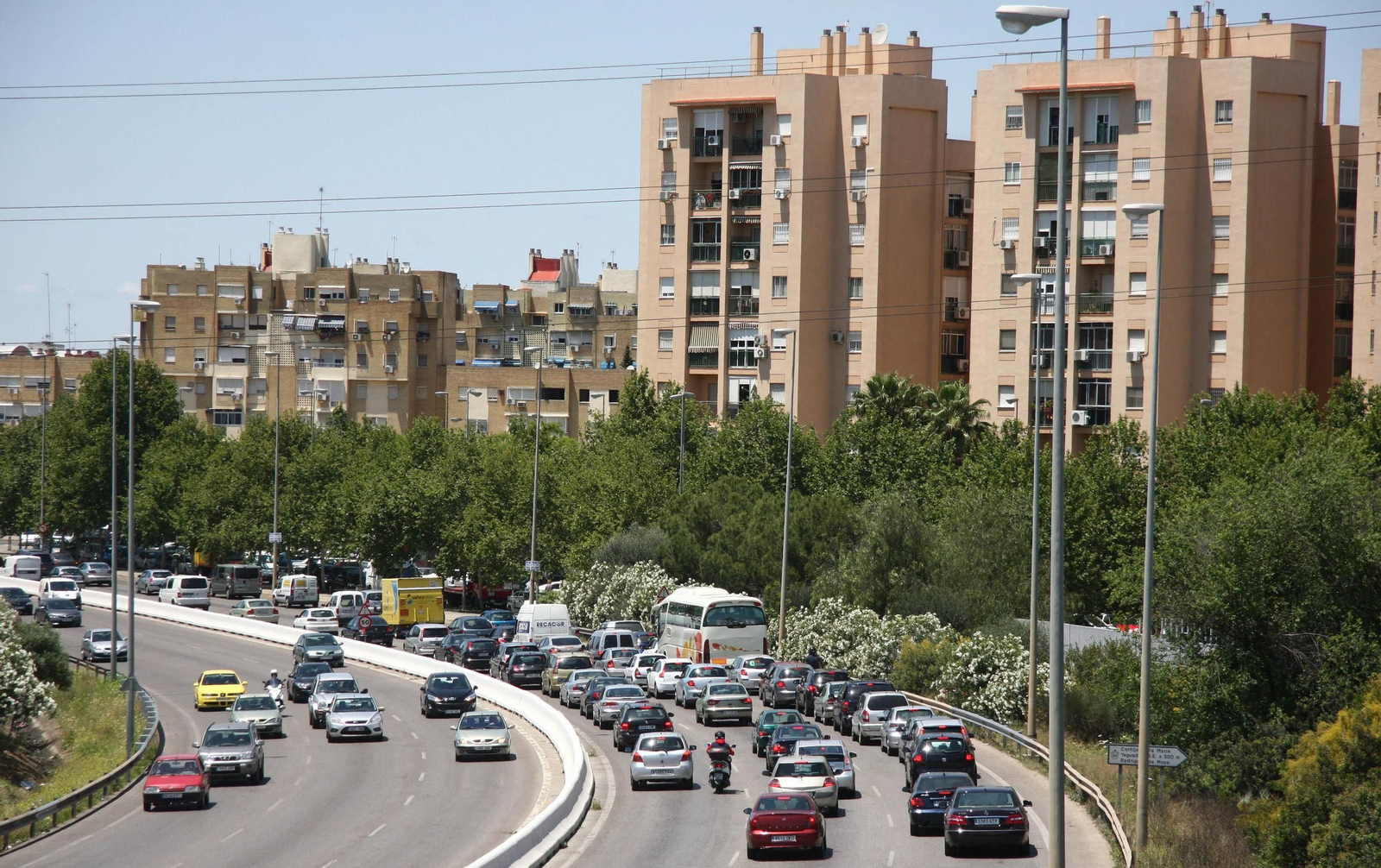 Tráfico en la Ronda Urbana Norte de Sevilla.