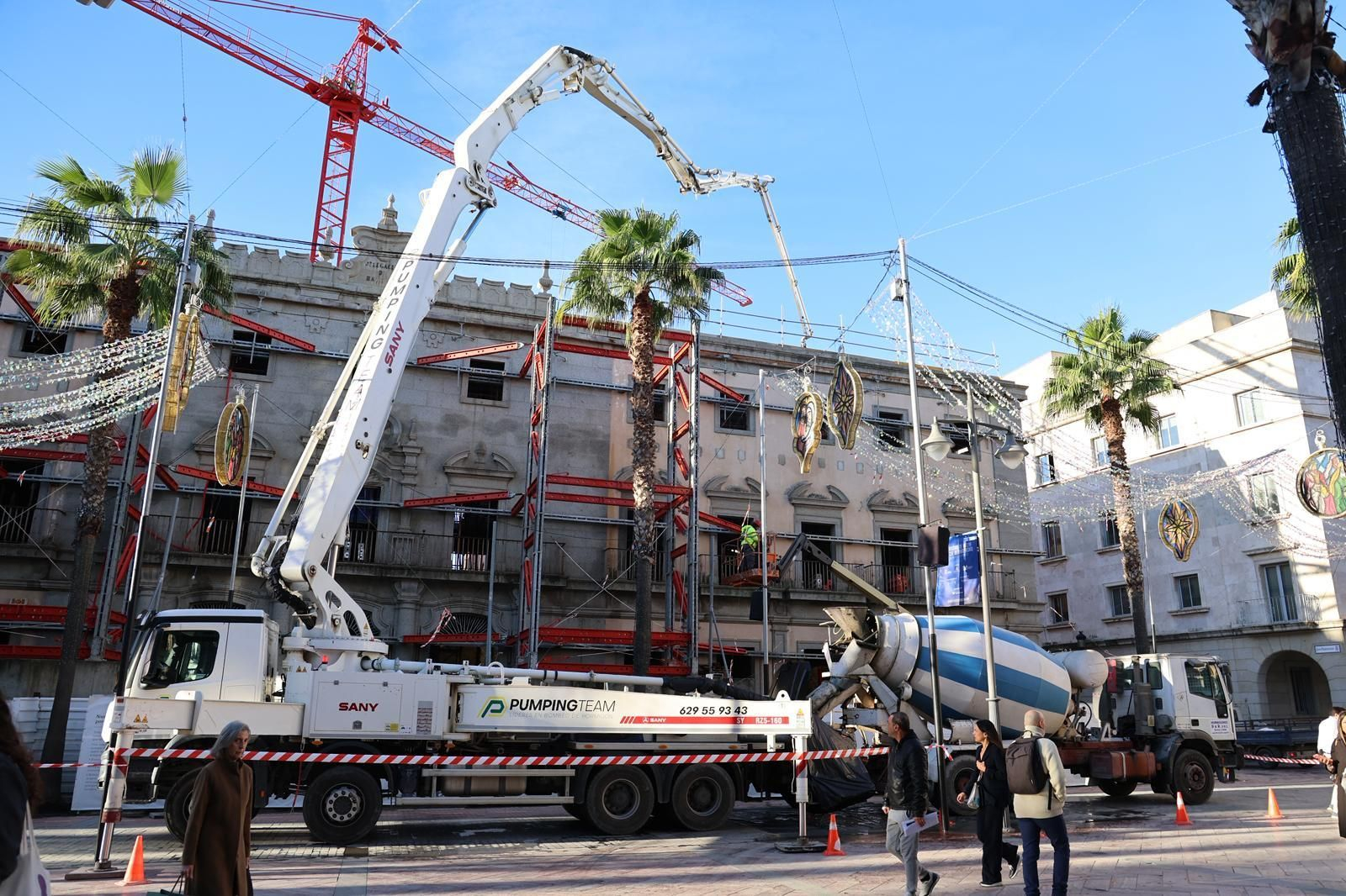 Adiós a las estructuras metálicas de Hacienda: imágenes de la retirada ante el inicio de la Navidad en Huelva