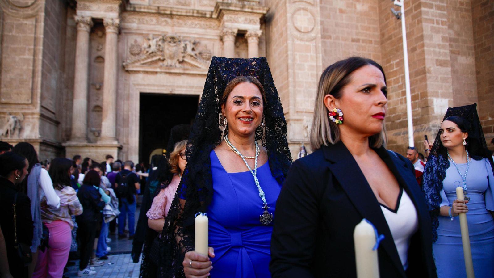 Vea la salida de la Hermandad de Los Ángeles de la Catedral de Almería