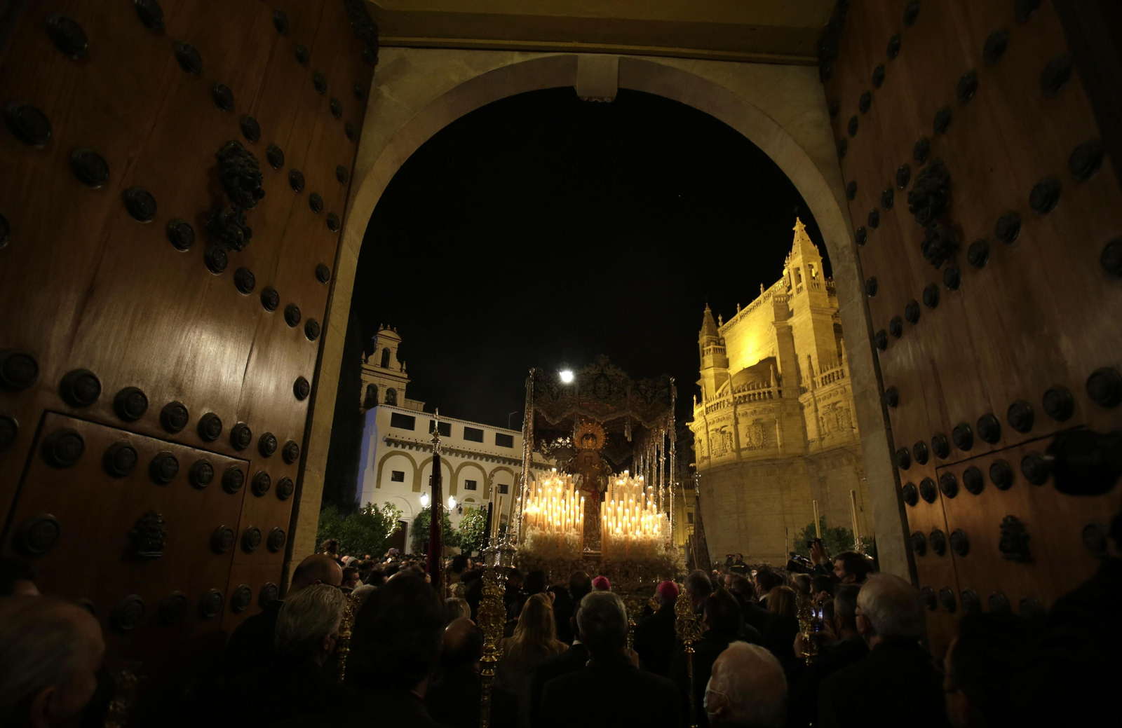 La Candelaria visita el Palacio Arzobispal y el Ayuntamiento de Sevilla