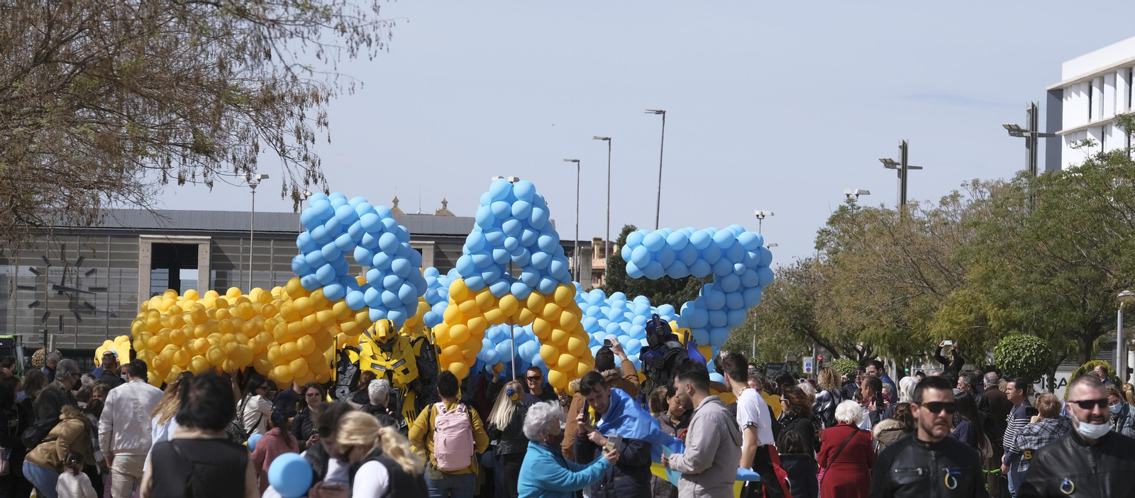 Así ha sido el acto solidario con más de 10.000 globos para formar la bandera de Ucrania en Córdoba