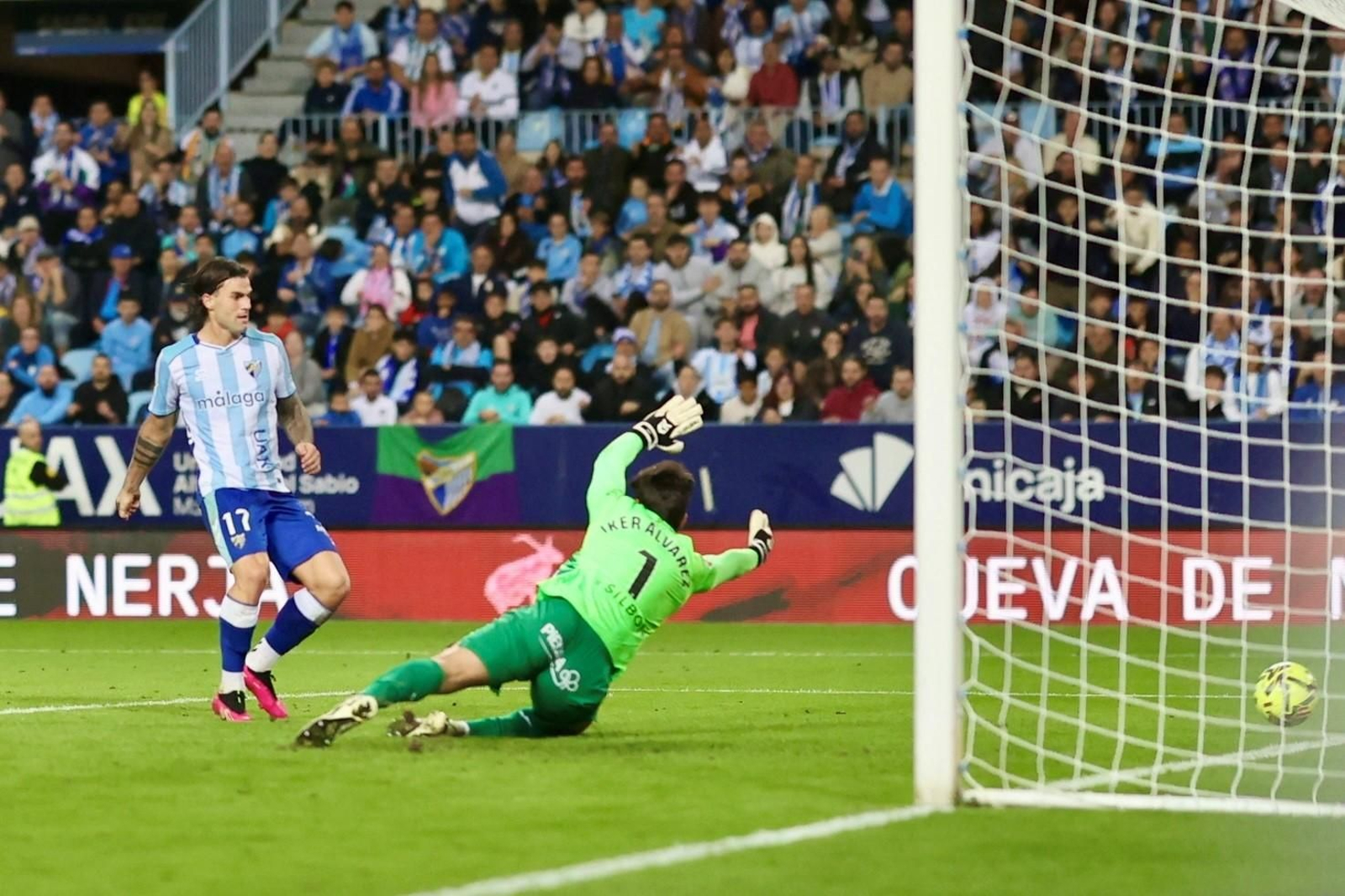 Las fotos del imponente ambiente en La Rosaleda en el Málaga - Córdoba CF