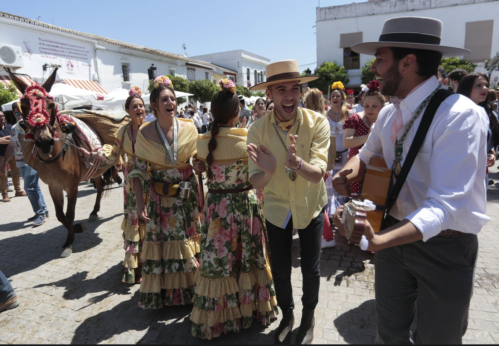 Paso de las hermandades por Villamanrique
