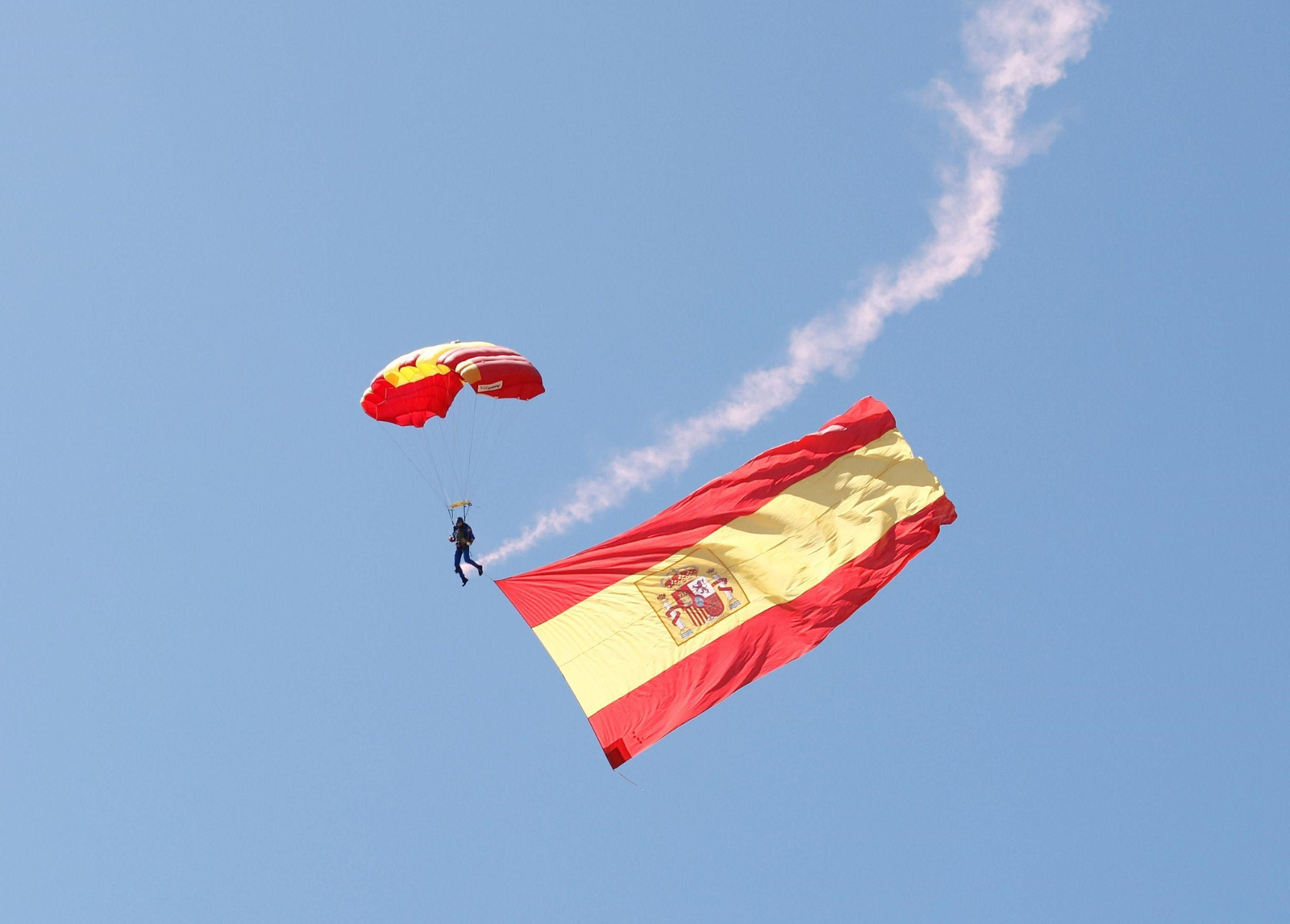Las espectaculares imágenes de la exhibición por el Día de las Fuerzas Armadas en Gijón