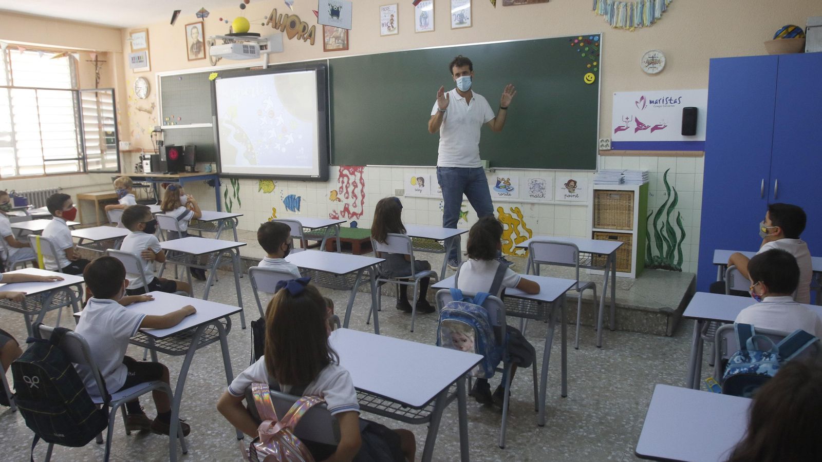 Aulas con mascarillas y distancia de seguridad entre los alumnos.