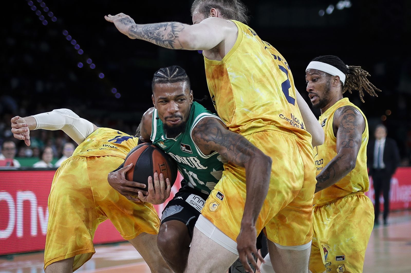 Evans, un verdadero mago del baloncesto, se cuela entre medio equipo rival.