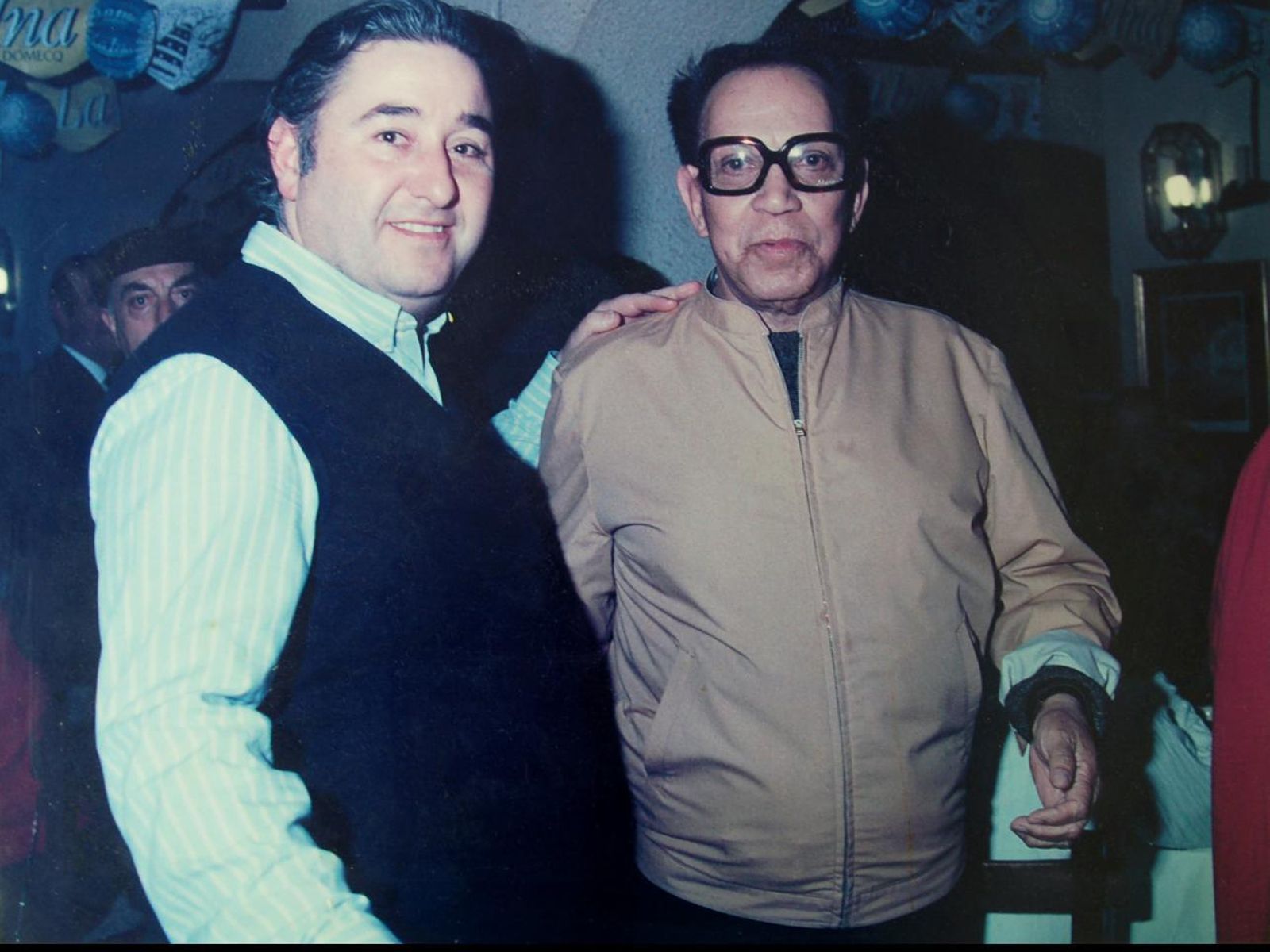 Arsenio Cueto con Mario Moreno Cantinflas, Pregonero del Carnaval de Cádiz de 1986, en el Mesón del Duque.