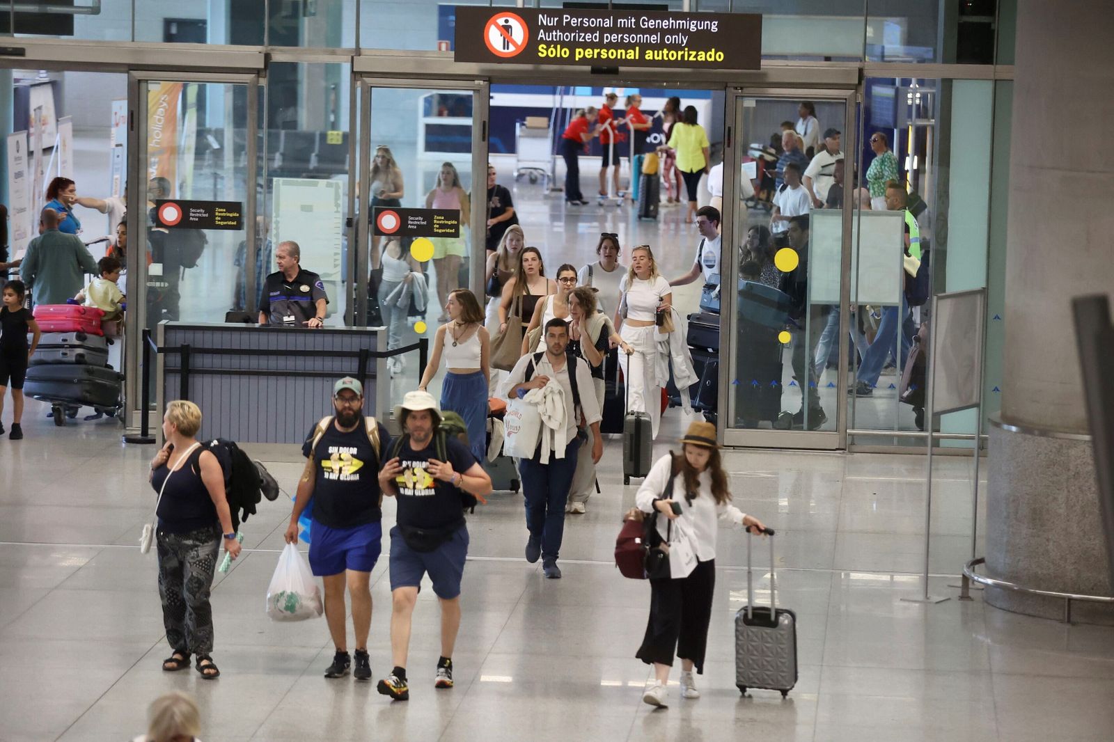 Viajeros en el aeropuerto de Málaga.