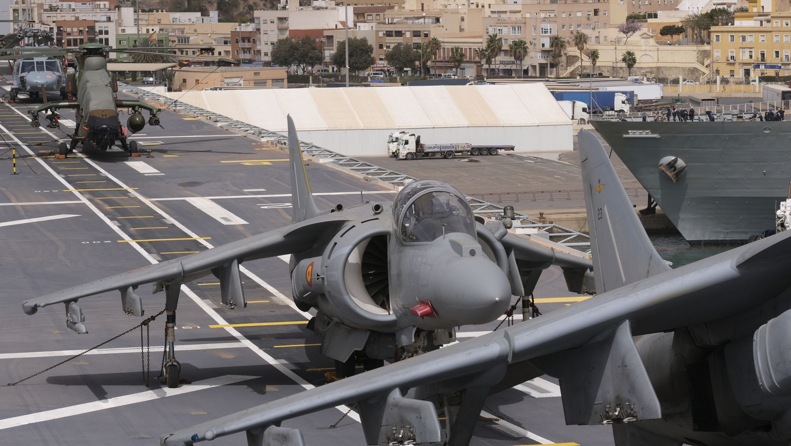 Fotogalería de la visita al portaaviones Juan Carlos I. Puerto de Almería.