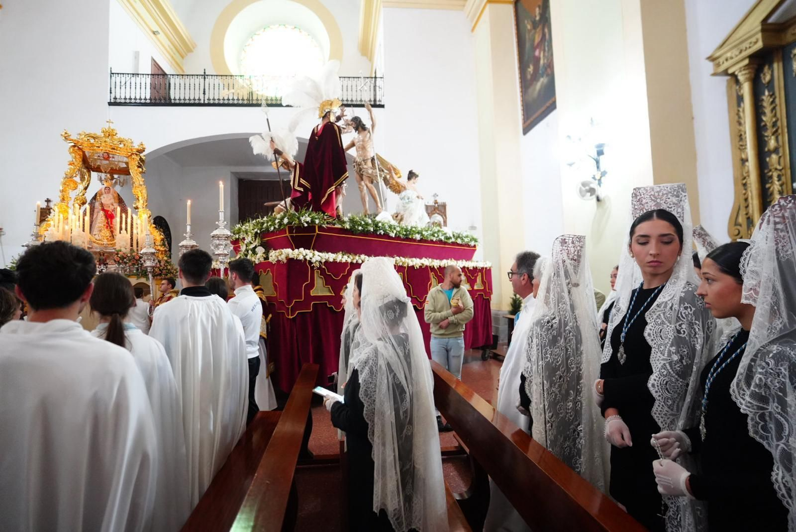Los pasos de la hermandad del Resucitado, en la iglesia de Santa Catalina.