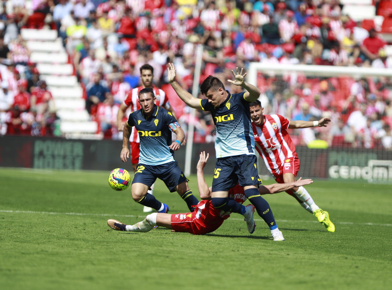Imágenes del partido de la Liga Santander U.D. Almería-Cádiz C.F.