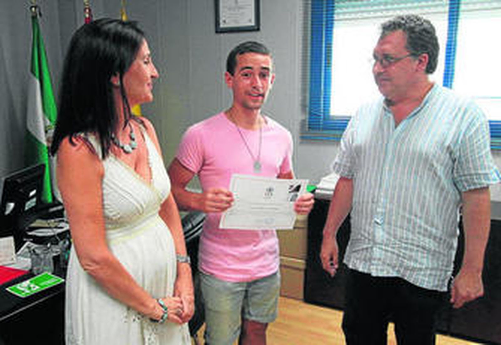 Manuel Rodríguez, el alumno galardonado, entre el vicerrector de la UCA y la delegada del rector, ayer.
