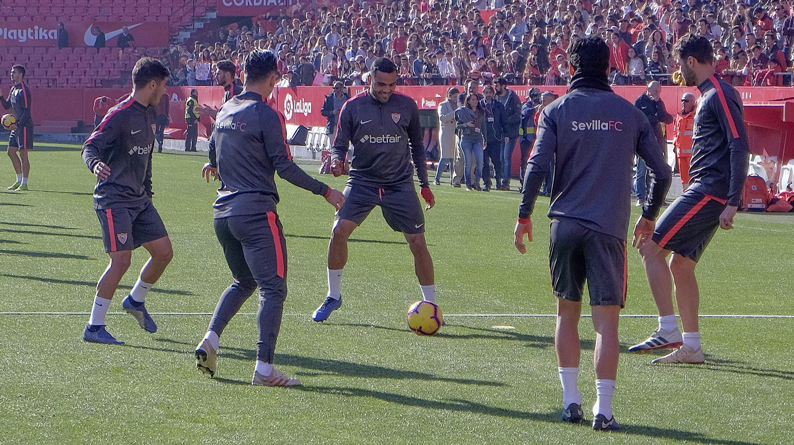 Multitudinario entrenamiento a puerta abierta del Sevilla en el Sánchez-Pizjuán
