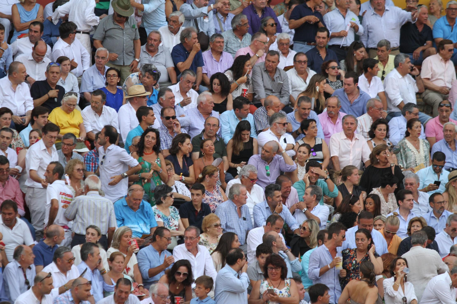 Imágenes de la faena de Miguel Angel Perera en el coso Onubense.