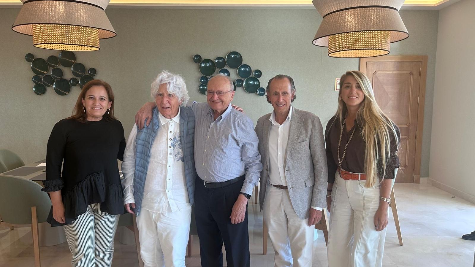 El alcalde se reunió recientemente con propietarios de hoteles.