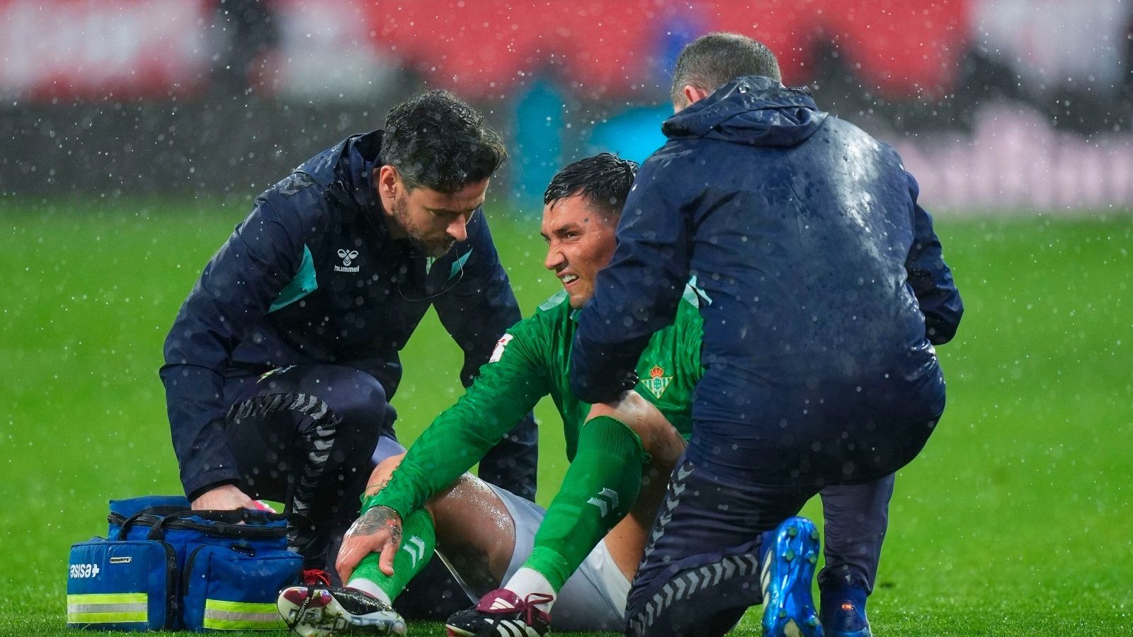 Chimy Ávila se tira al suelo por su lesión.