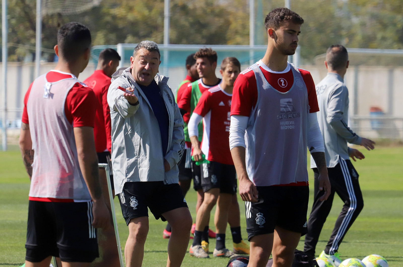 El técnico del Recreativo, Carlos Pouso, dando instrucciones en un entrenamiento.