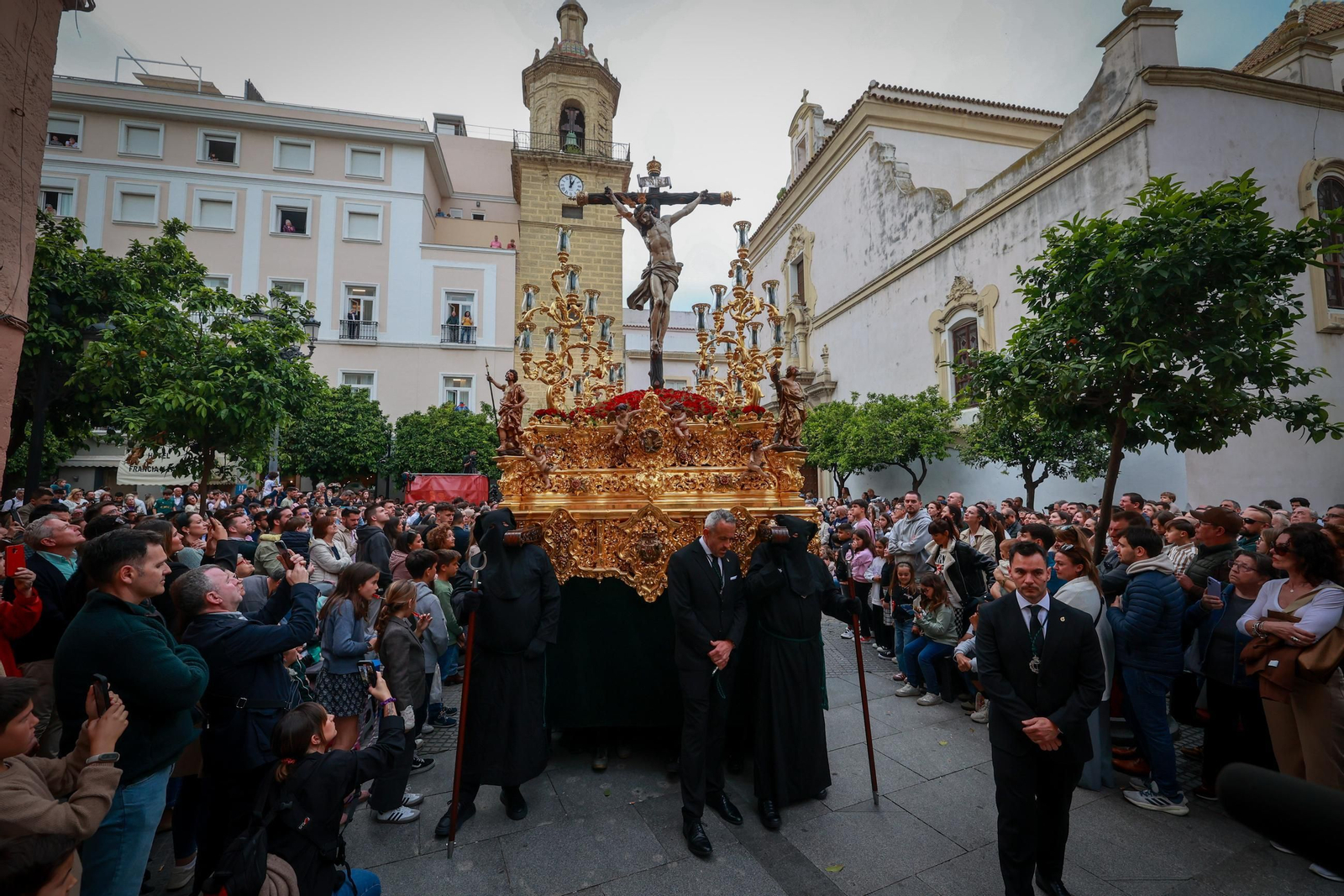 Imágenes de la salida de Vera Cruz en la Semana Santa de Cádiz 2025