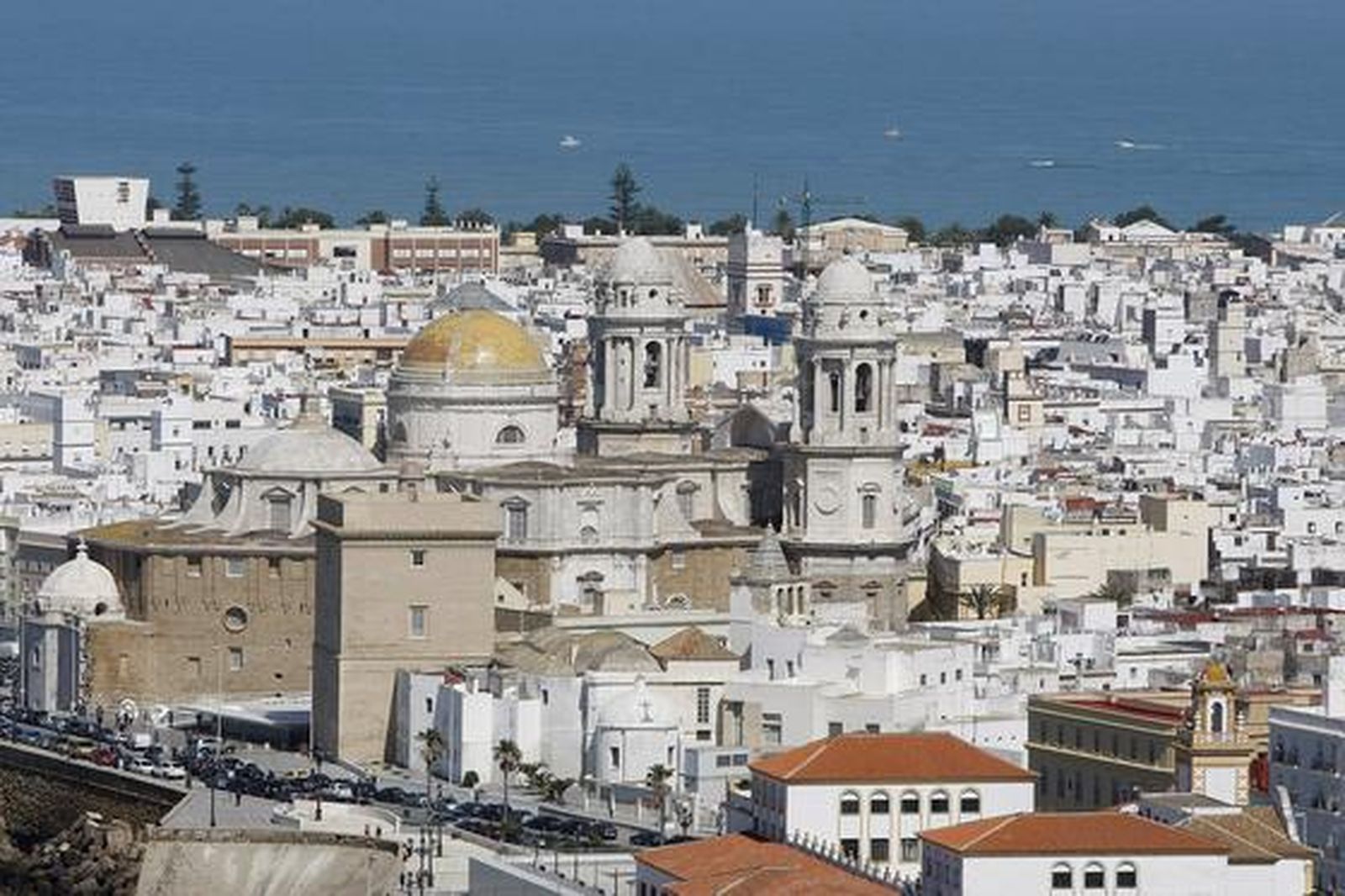 Una visita a lo alto del Pirulí ofrece una singular vista Cádiz. 

Foto: Jose Braza