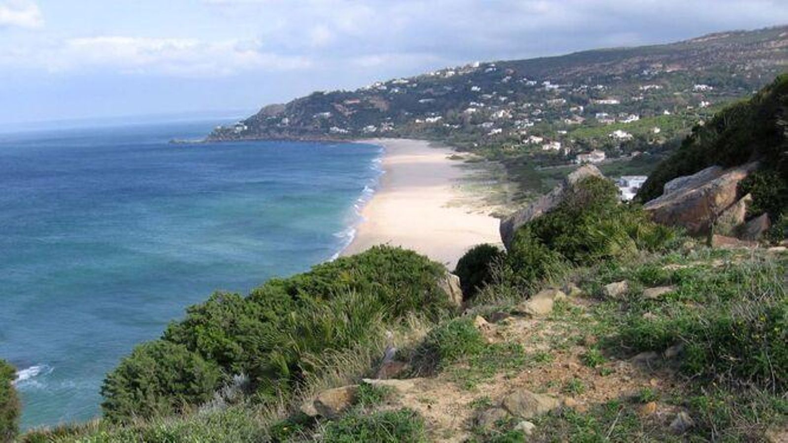 Vista panorámica desde el sendero del Faro de Camarinal.