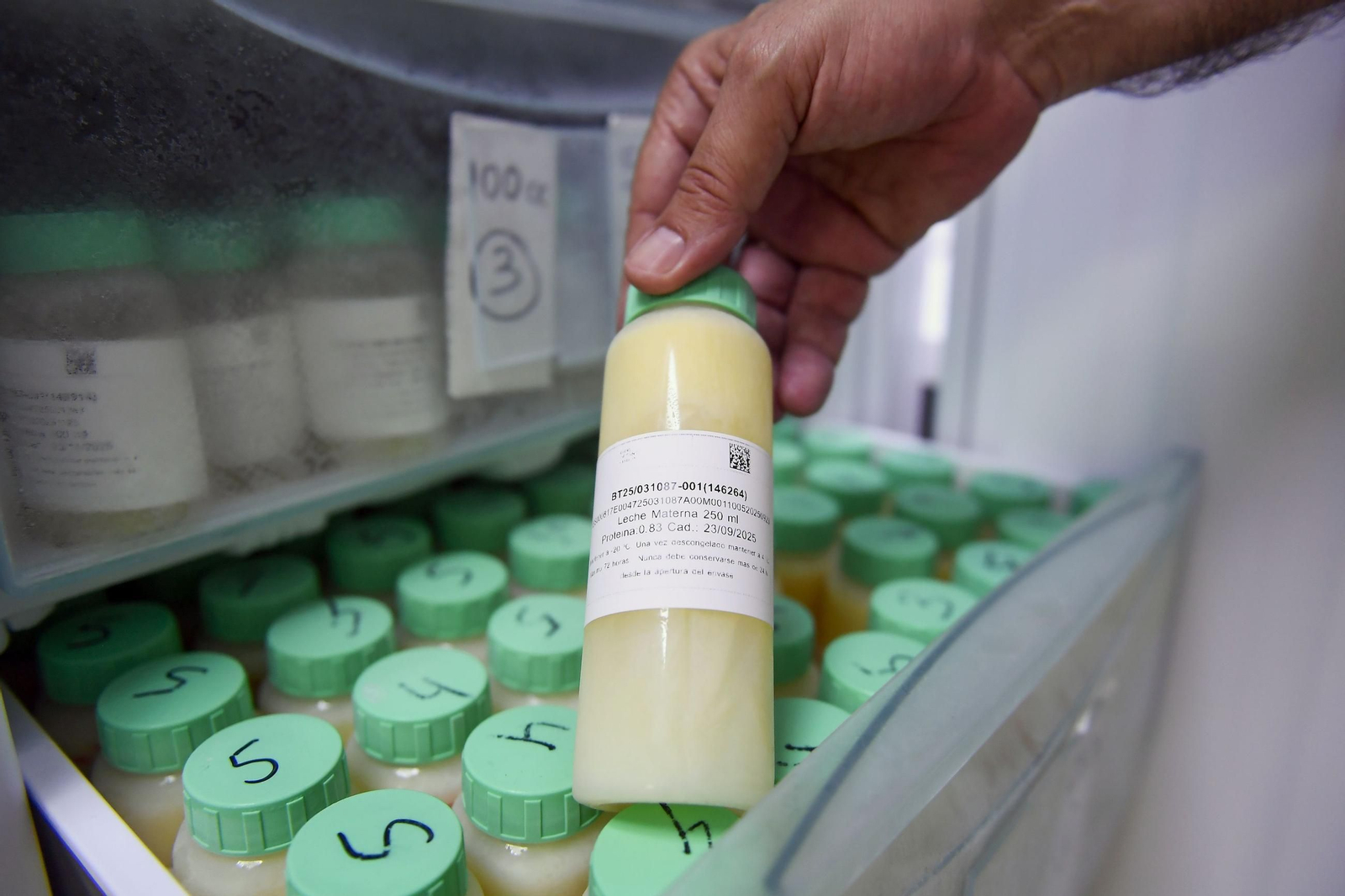 Una muestra de leche materna donada para bebés prematuros.