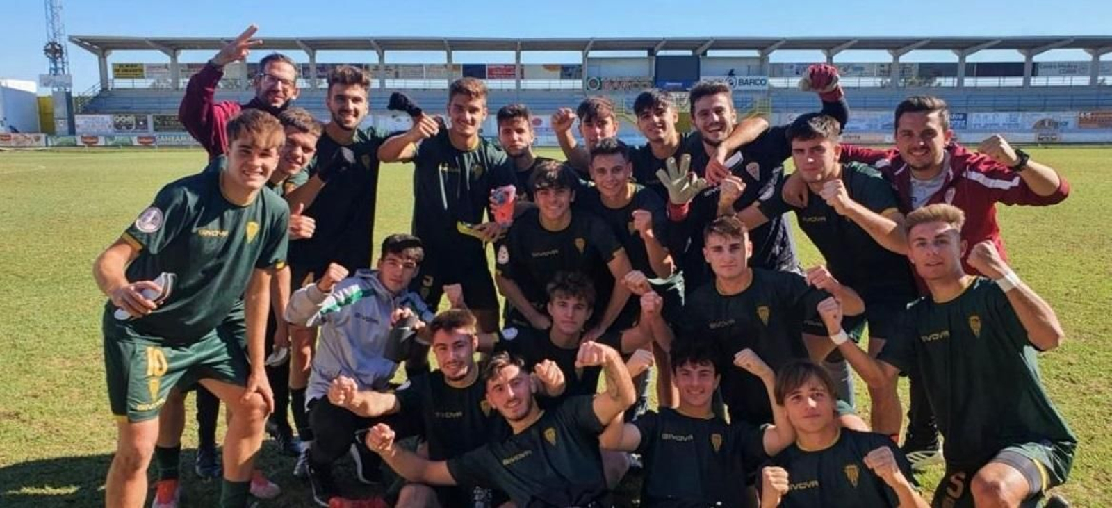 Los jugadores del Córdoba CF juvenil celebran su victoria en Coria.