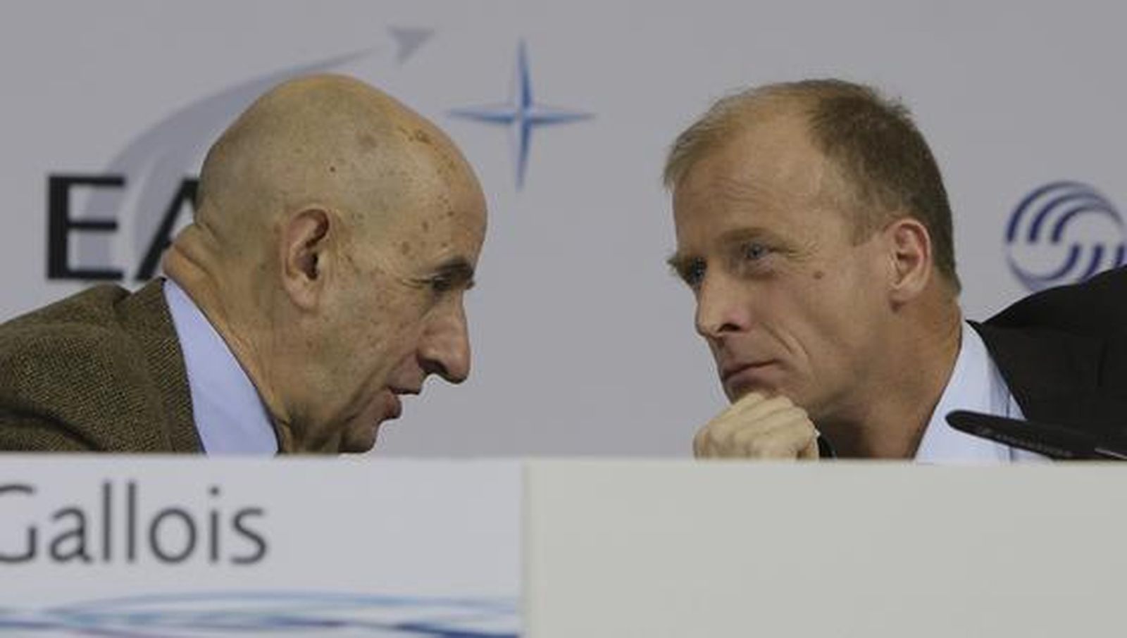 El presidente de EADS, Louis Gallois, acompañado del presidente de Airbus, Thomas Enders y el presidente de la división militar del fabricante europeo de aviones, Domingo Urena-Raso, ha fijado el 31 de enero de 2010 como fecha final para las negociaciones con los gobiernos europeos.

Foto: Agencias/ Jose Ángel García