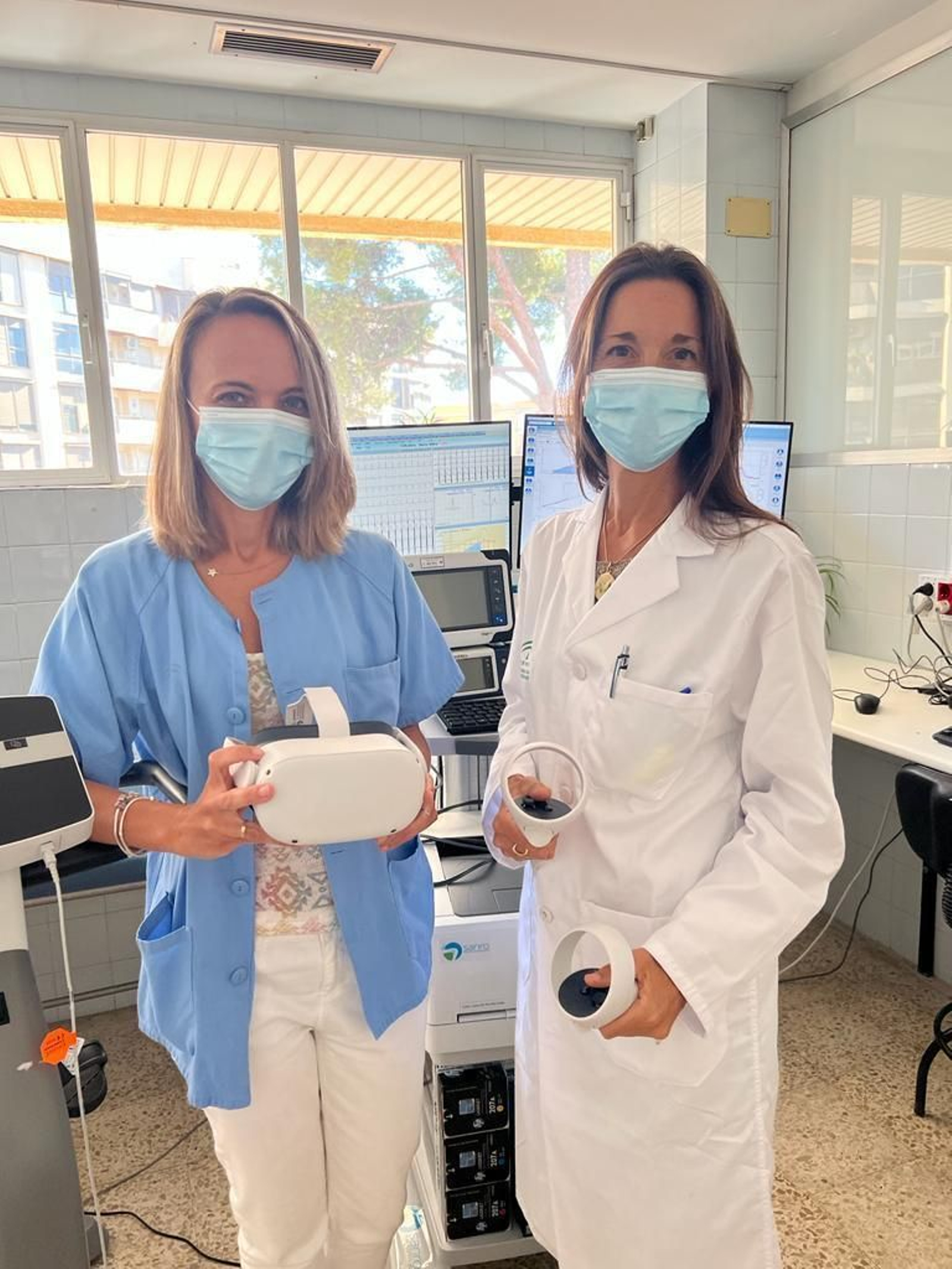 Dos de las profesionales que participan en el proyecto experimental con realidad virtual que se ha iniciado en el Virgen del Rocío.