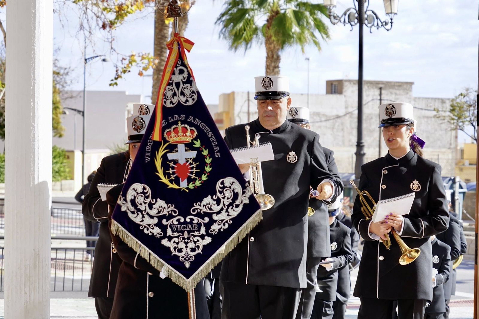 La AM de Las Angustias de Vícar viste de gala su música con un nuevo uniforme