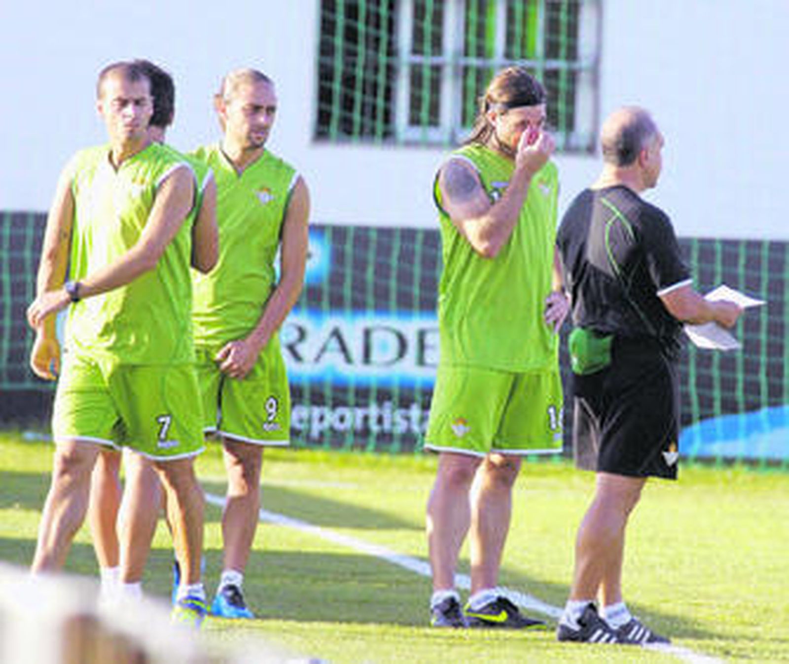 Sergio García, justo detrás de Juanma, en el entrenamiento de ayer.