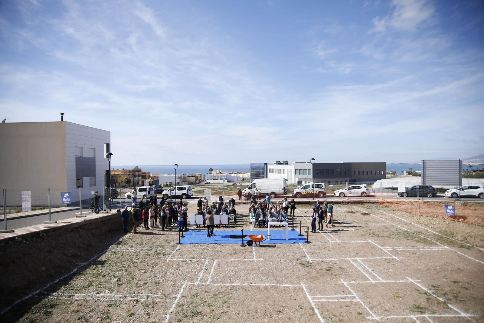 Las imágenes de la primera piedra del Centro de mayores en Balanegra