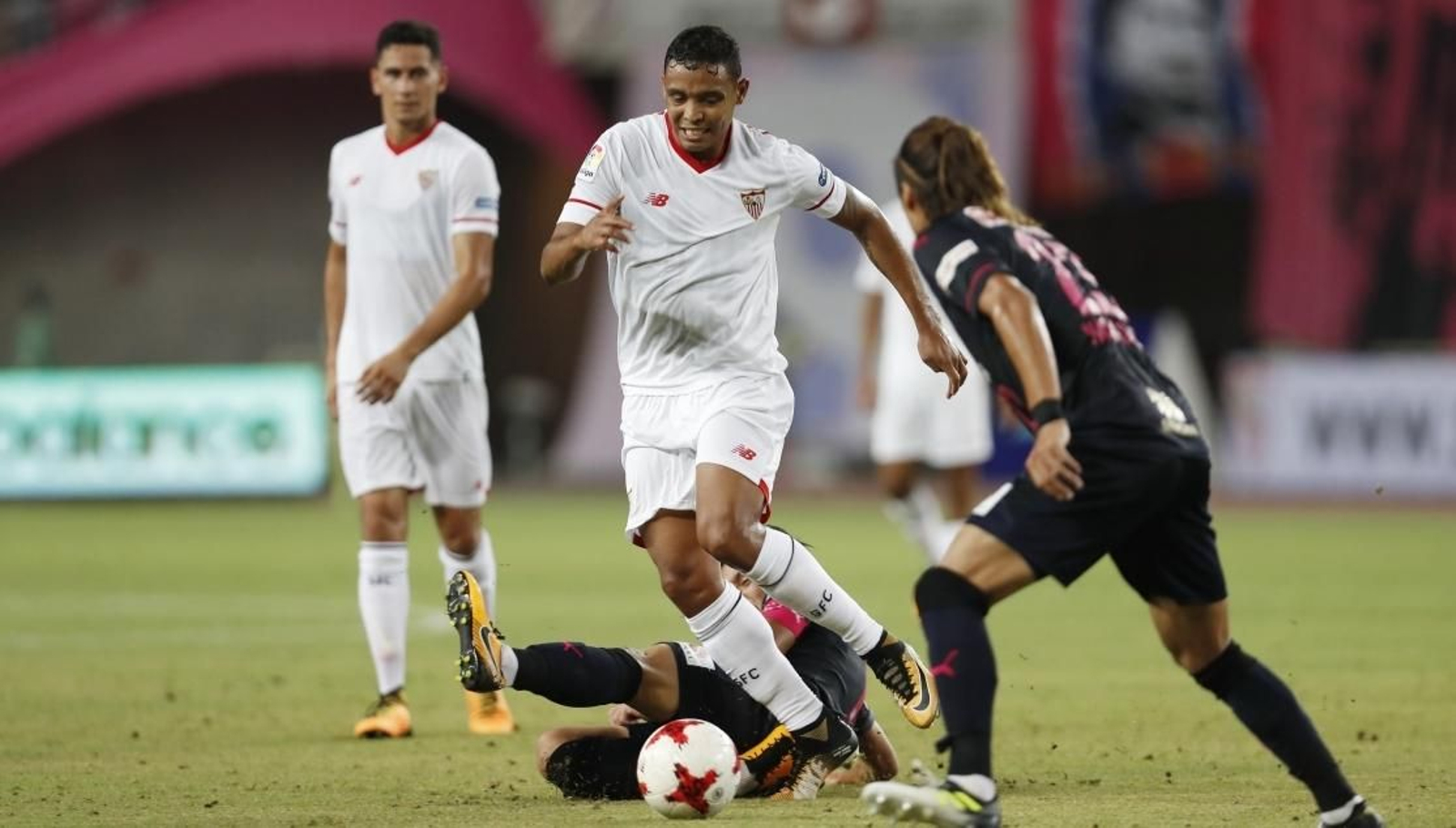 Muriel conduce un ataque sevillista.