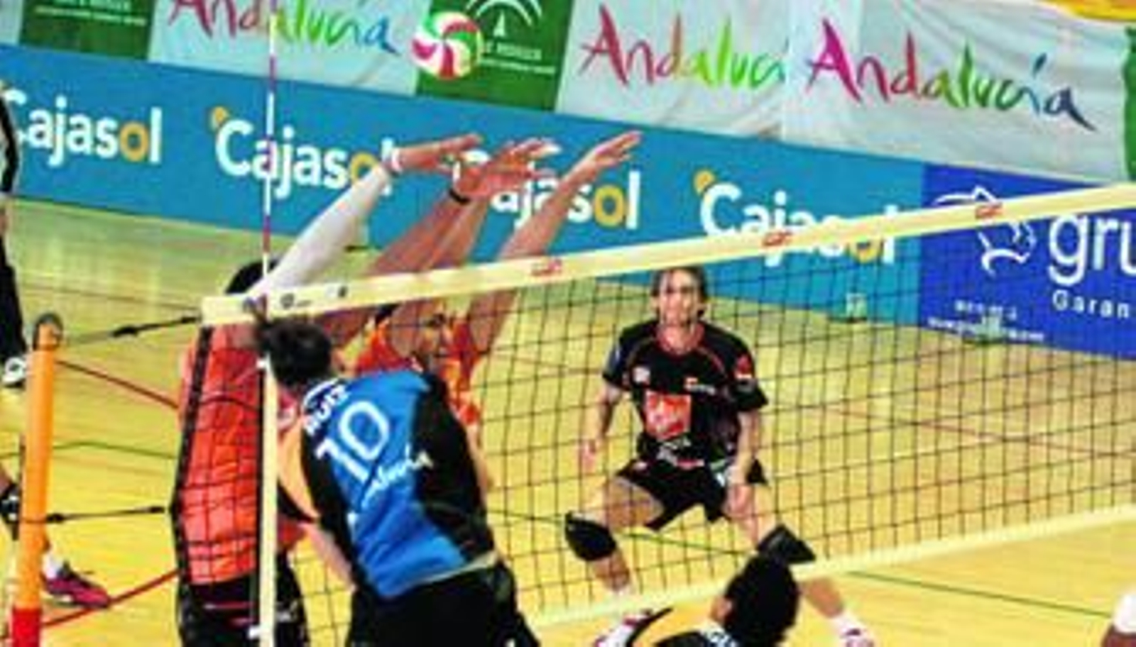 El receptor del Cajasol Voley Fran Ruiz remata ante el dobleo bloqueo turolense.