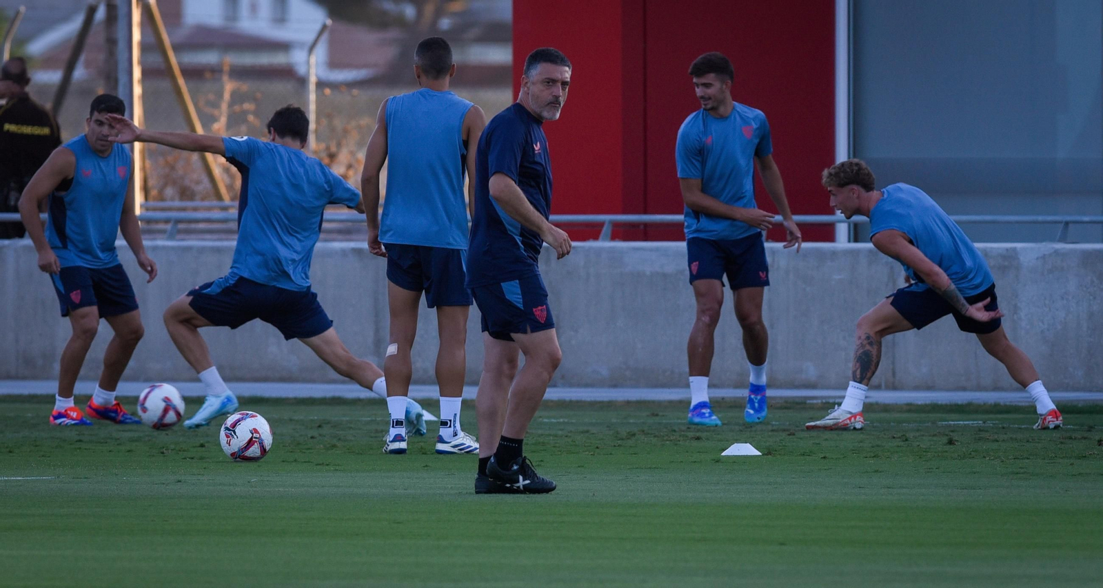 García Pimienta, con Acuña, Jordán, Kike Salas y Darío al fondo.