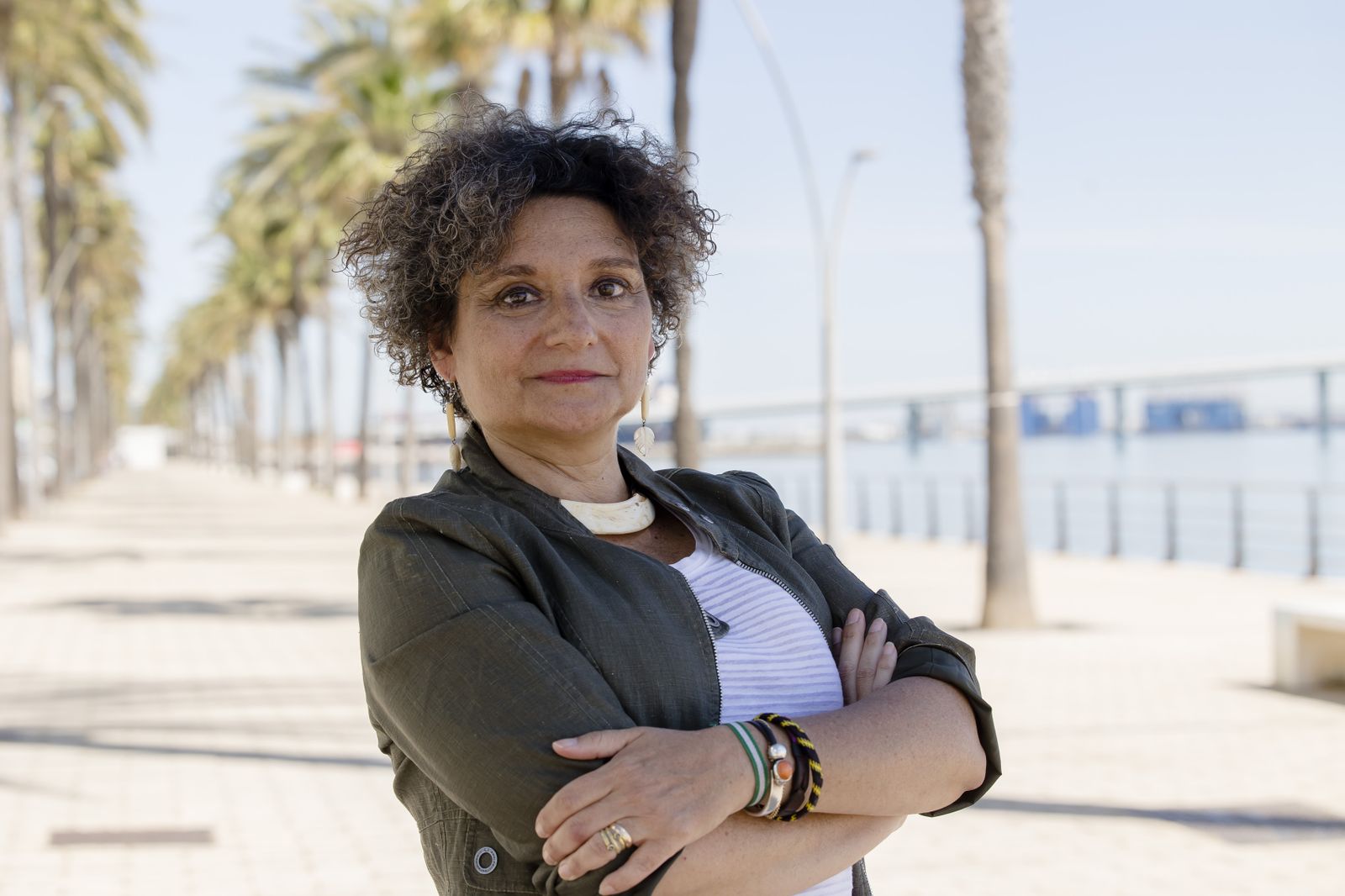 Marina Liberato posa en la avenida de la Bahía de Cádiz.