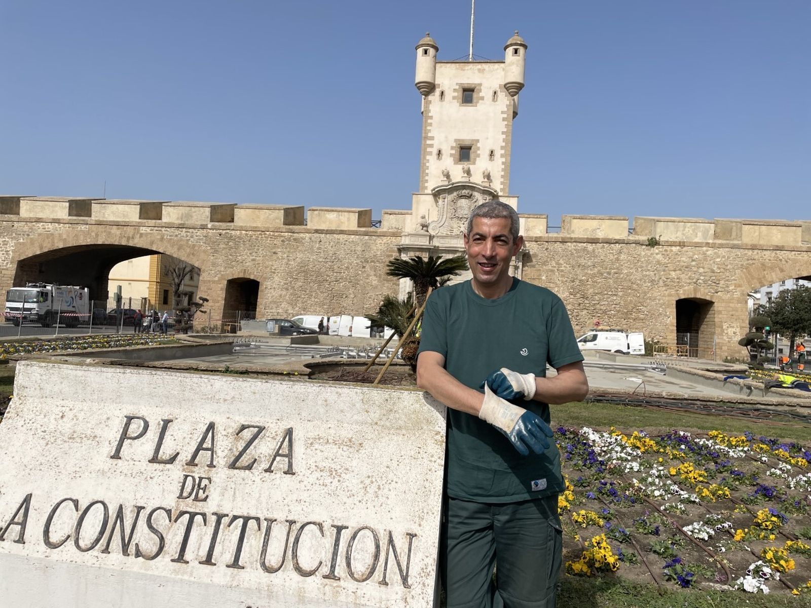 Victor Kerkouche, ante las Puertas de Tierra, durante la plantación de unos parterres de pensamientos.