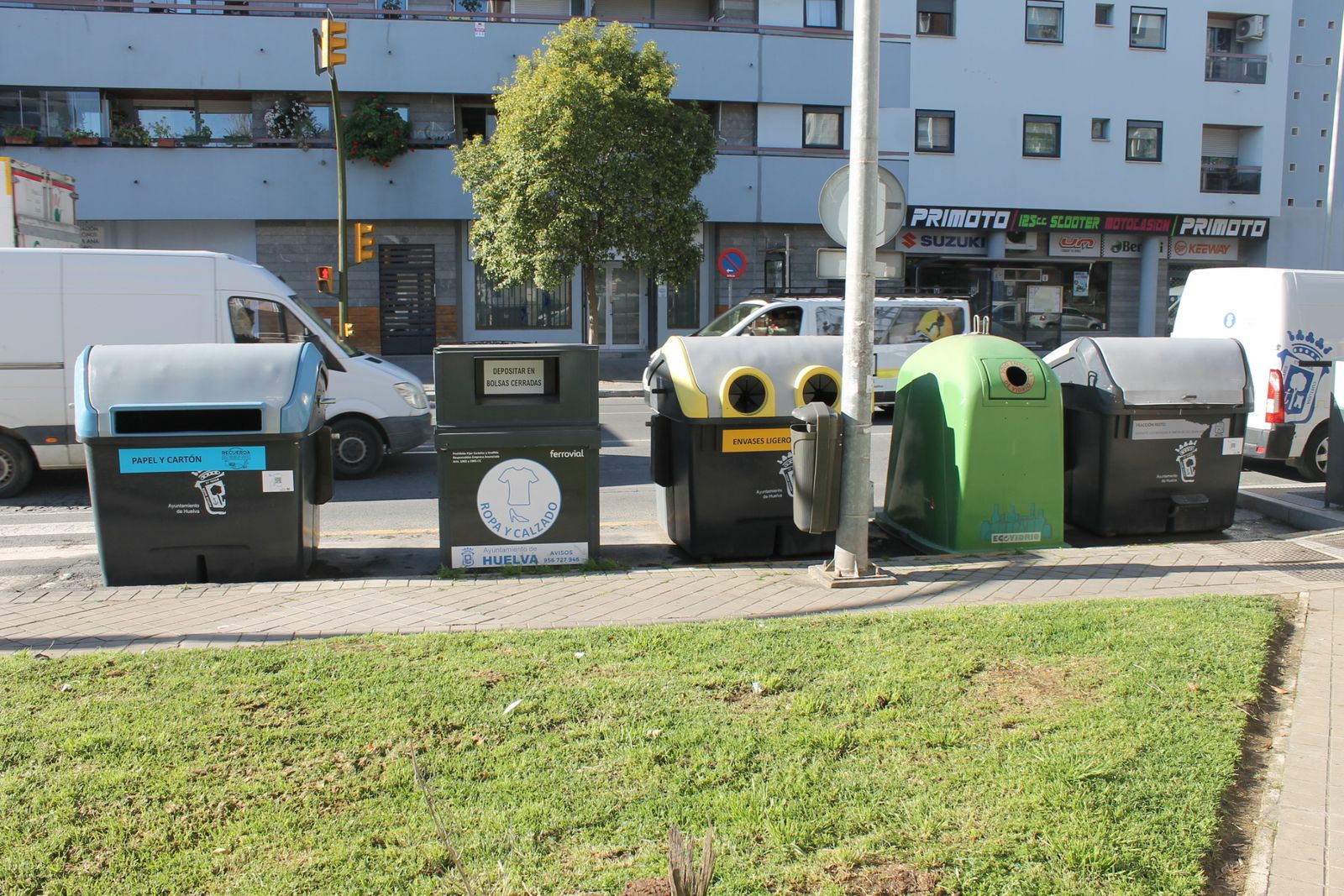 Contenedores de reciclaje en Huelva capital.