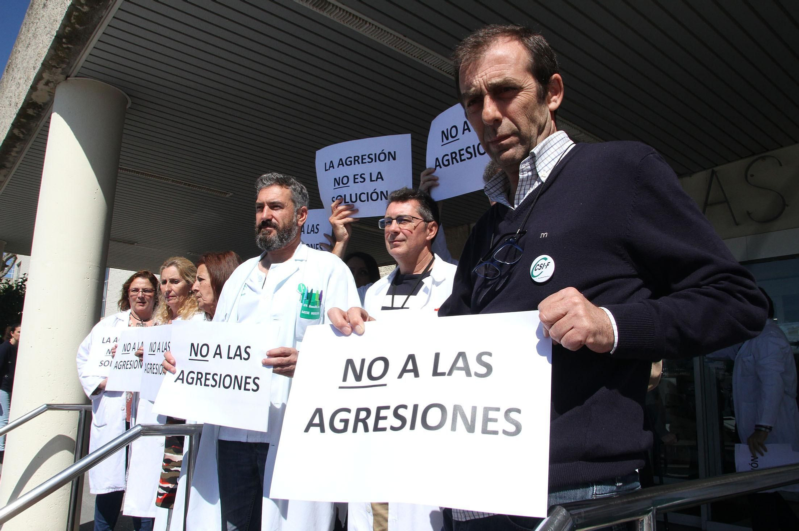 Concentración de enfermeros frente al hospital Juan Ramón Jiménez en respuesta a una agresión.