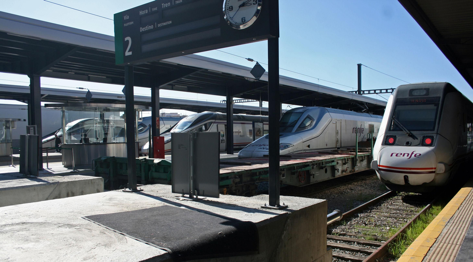 Trenes Avant AVE y Media Distancia en la Estación de Granada.