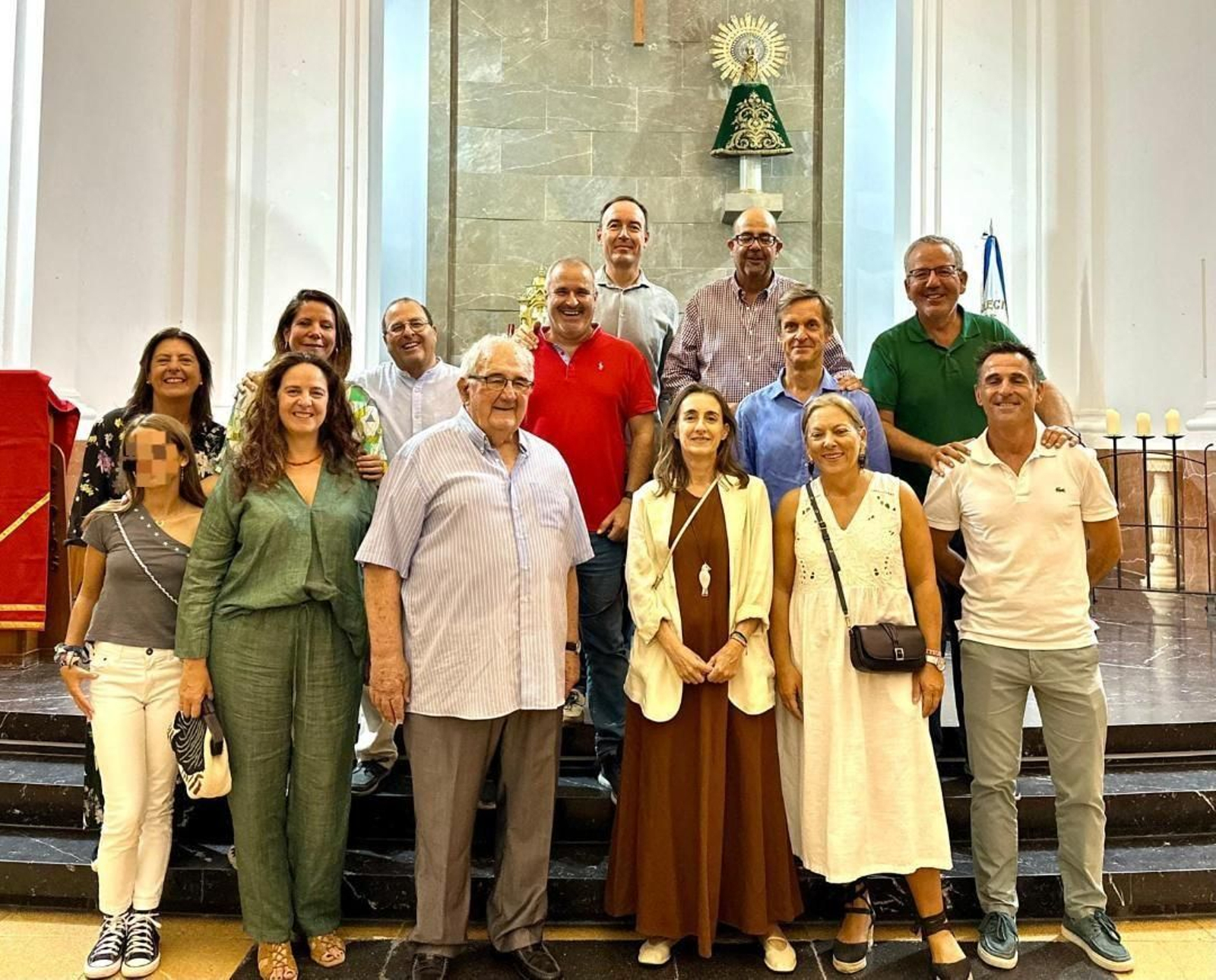 El padre marianista José Antonio Barbudo con María Serrano, María del Mar Pérez, José Ramón Puya, Cristina Espinosa, Luisa Durán, Marisa Gantes, Llani O’Dogherty, Rafael Iglesias, Fernando Casas, Mark Lambers, Oscar Iglesias, Juan Castillo y Enrique Maestre, durante la celebración de sus bodas de oro sacerdotales. El padre marianista José Antonio Barbudo con María Serrano, María del Mar Pérez, José Ramón Puya, Cristina Espinosa, Luisa Durán, Marisa Gantes, Llani O’Dogherty, Rafael Iglesias, Fernando Casas, Mark Lambers, Oscar Iglesias, Juan Castillo y Enrique Maestre, durante la celebración de sus bodas de oro sacerdotales.