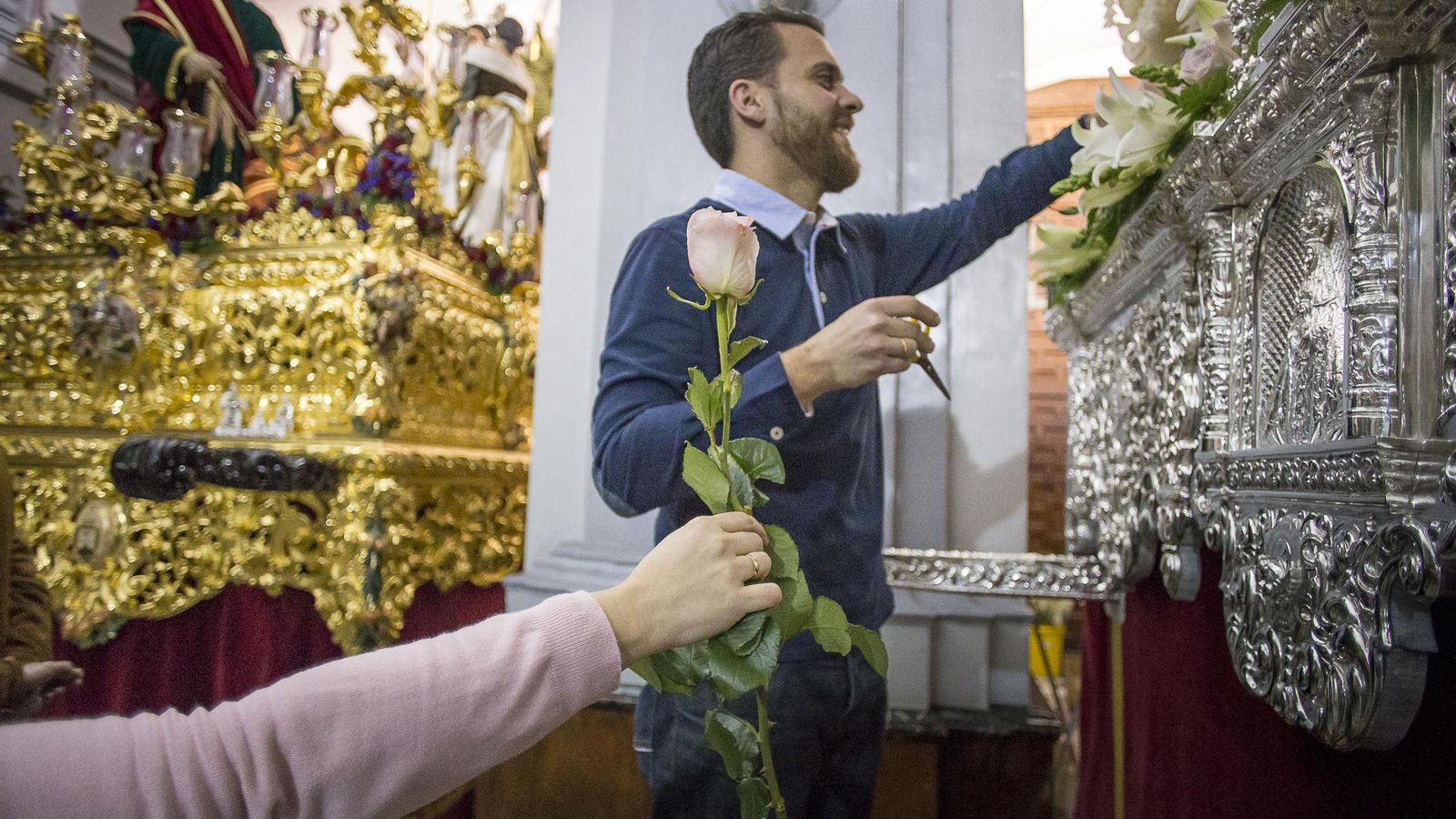 Jesús Garrido, colocando las flores del palio de Amparo de Borriquita.