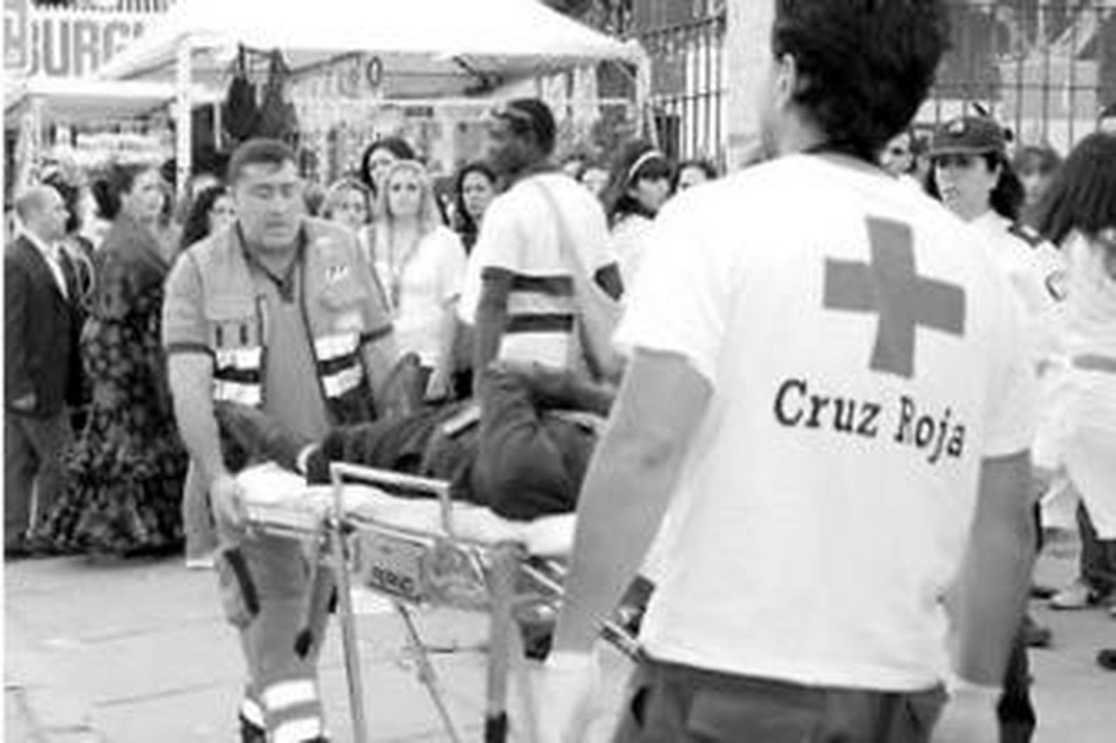 La Cruz Roja traslada a un herido en una reyerta durante la pasada Feria.