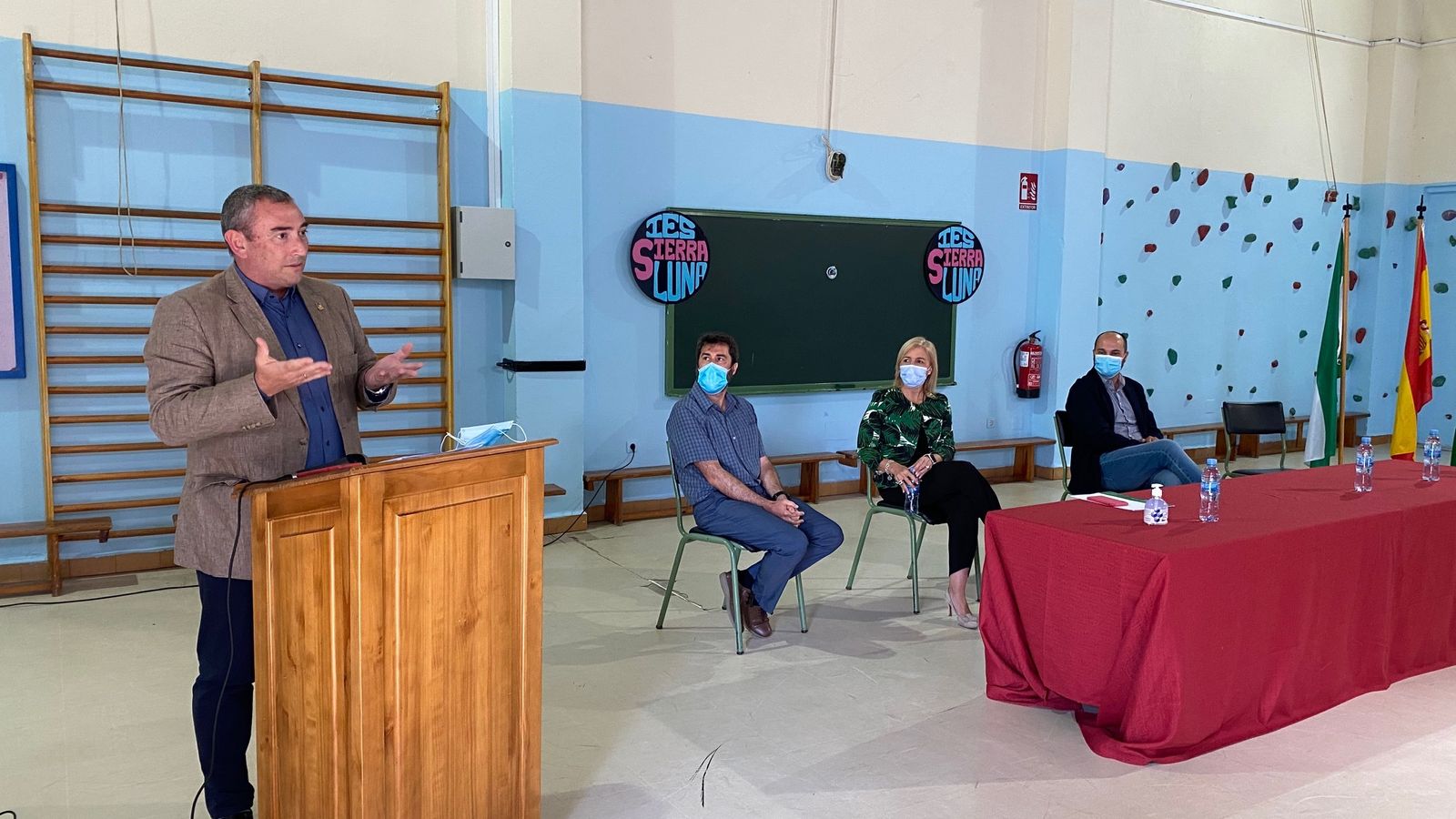 Miguel Andréu explica los proyectos educativos en el actual gimnasio del IES Sierra Luna.