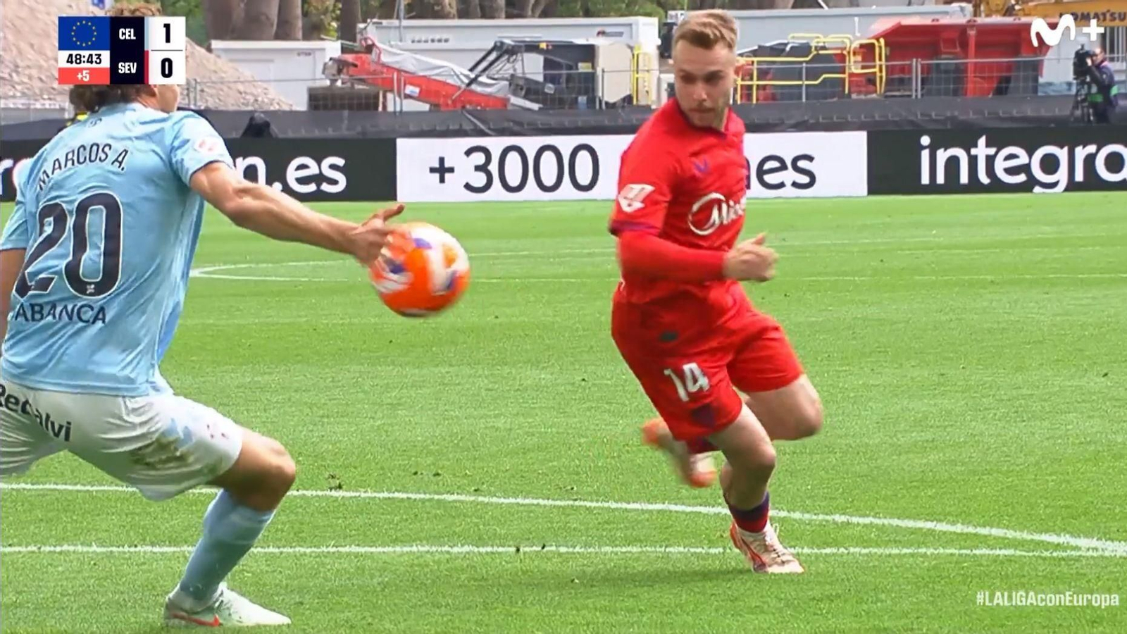 Penalti de Marcos Alonso que derivó en el empate del Sevilla frente al Celta