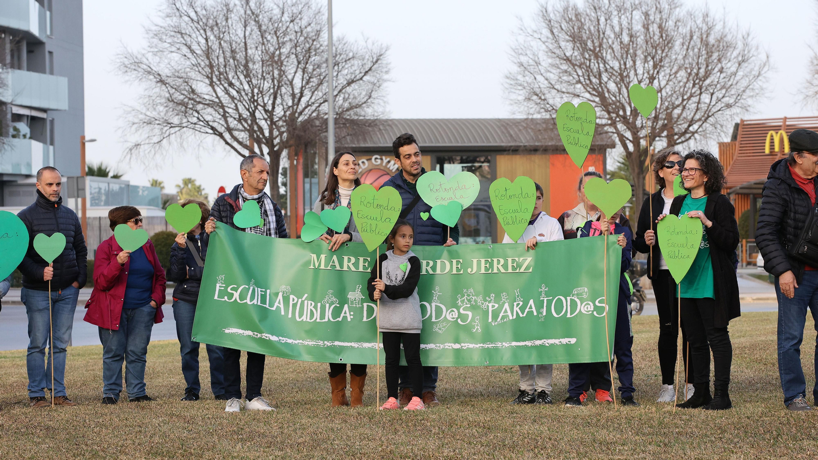 Concentración de Marea Verde Jerez para nombrar a la rotonda de la Escuela Pública en La Granja Concentración de Marea Verde Jerez para nombrar a la rotonda de la Escuela Pública en La Granja